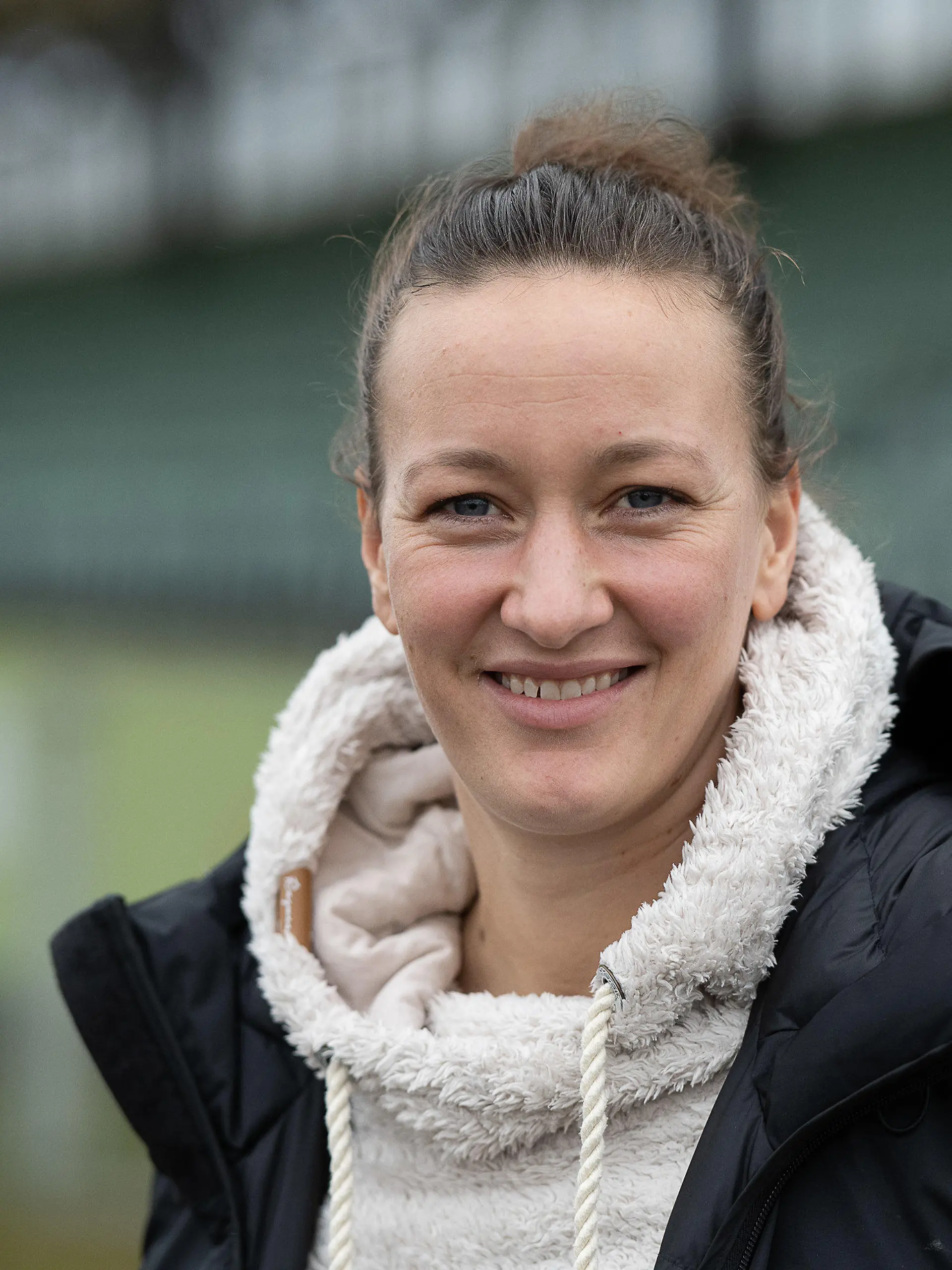 ARCHIV - 14.12.2021, Niedersachsen, Wolfsburg: Almuth Schult, Torhüterin des Fußball-Bundesligisten VfL Wolfsburg, lächelt im VfL-Stadion in die Kamera. Schult ist erneut schwanger. (zu dpa: «Torhüterin Almuth Schult ist erneut schwanger») Foto: Swen Pförtner/dpa +++ dpa-Bildfunk +++