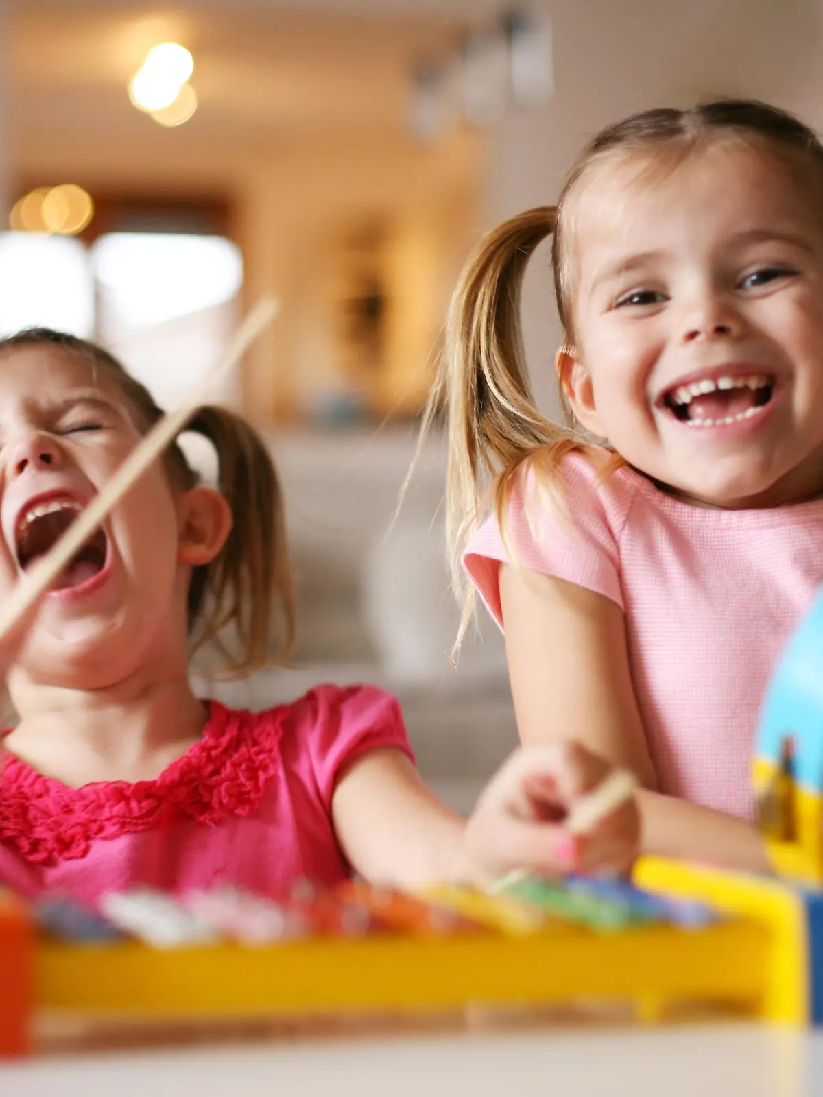 Spielende Mädchen