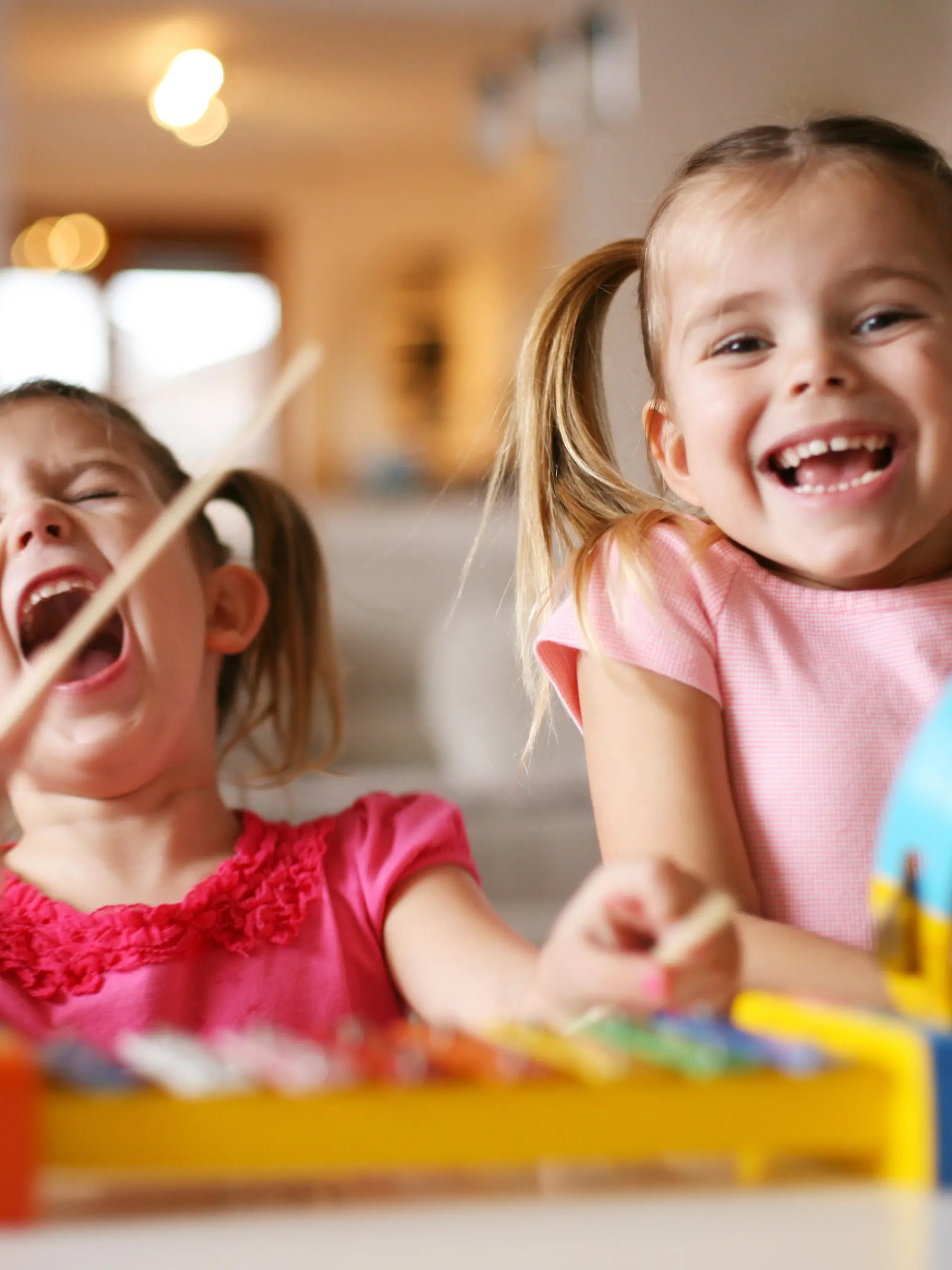 Spielende Mädchen