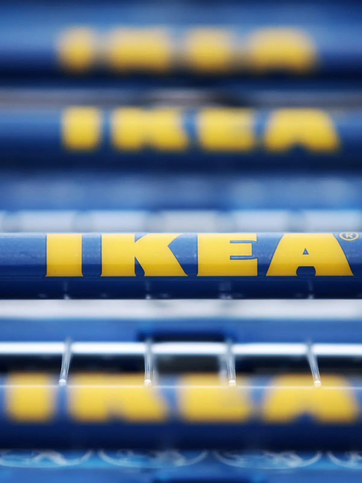 ARCHIV - Vor einem Gebäude des schwedischen Möbelhauses Ikea stehen am 13.10.2015 in Hofheim-Wallau (Hessen) Einkaufswagen mit dem Logo des Unternehmens. Foto: Fredrik von Erichsen/dpa (Zu dpa "Ikea macht weltweit mehr Gewinn - Starkes Deutschland-Geschäft") Foto: Fredrik von Erichsen/dpa +++(c) dpa - Bildfunk+++