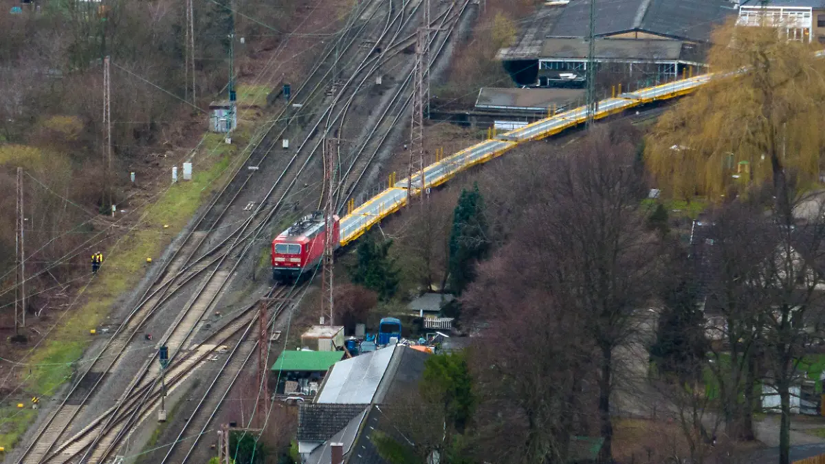 03.02.2023, Nordrhein-Westfalen, Recklinghausen: Der Güterzug steht auch am Morgen weiterhin auf den Gleisen (Luftaufnahme mit einer Drohne). Die Strecke ist weiterhin gesperrt, der Zugverkehr eingestellt. Bei einem tödlichen Unfall in Recklinghausen sind zwei Jungen von einem Güterzug erfasst worden. Der Zehnjährige wurde getötet, der Neunjährige schwer verletzt. Es gebe keine Hinweise auf weitere Verletzte, sagte der Polizeisprecher. Foto: Christoph Reichwein/dpa +++ dpa-Bildfunk +++