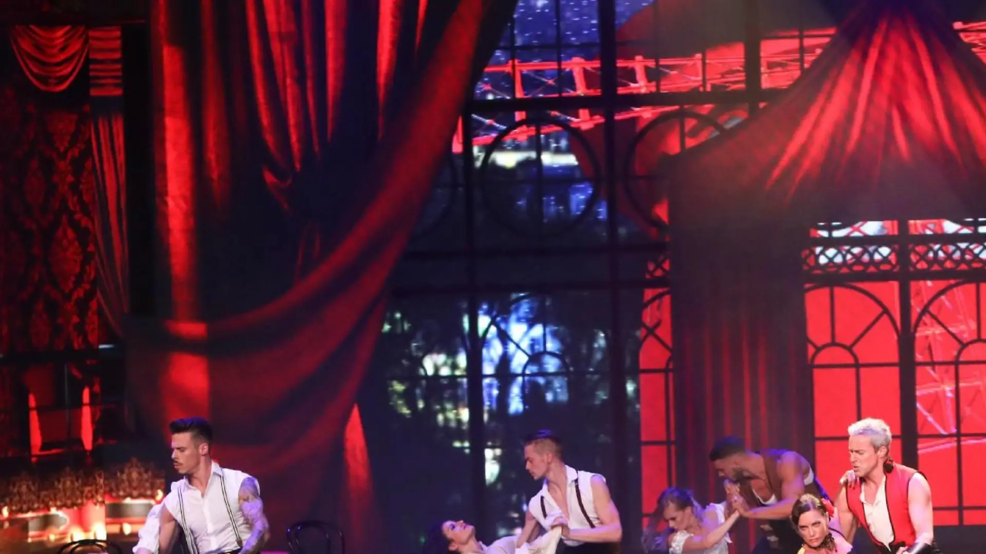 Christine Neubauer und Gedeon Burkhard tanzen zu einem Song aus dem Film Moulin Rouge.