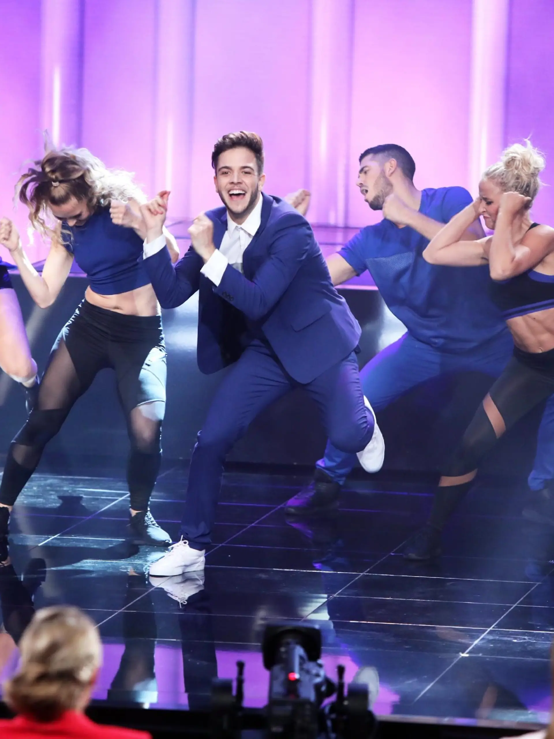DSDS-Gewinner Luca Hänni (M.) tanzt bei seinem Solo zu Olly Murs