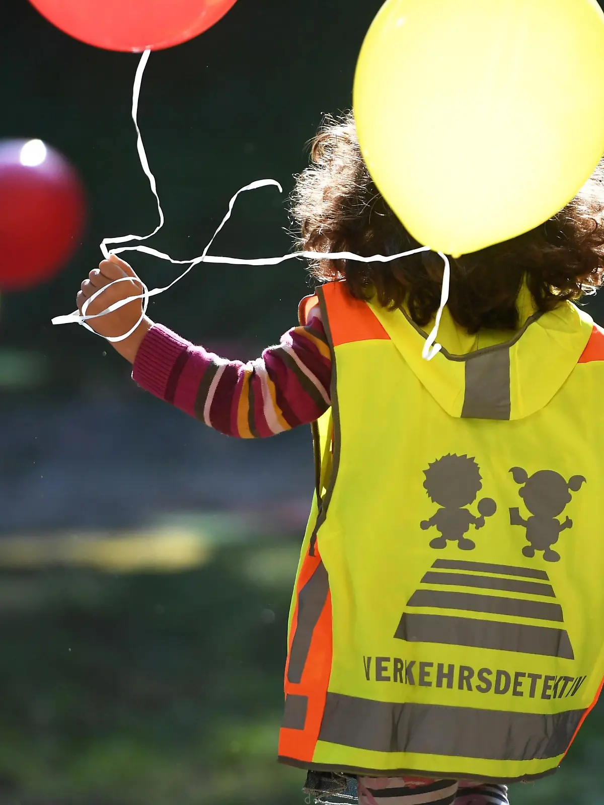 Schulkind mit Leuchtweste