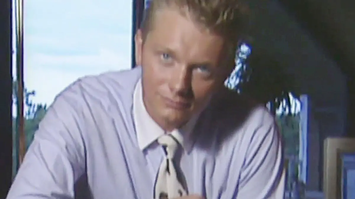 HANDOUT -  Der jetzige FDP-Chef Christian Lindner auf einem Screenshot eines Videos, das 1997 für ein Jugendmagazin der Deutschen Welle gedreht wurde. Die RTL-Sendung «Stern TV» hat den Drei-Minuten-Film ausgegraben, der 1997 für ein Jugendmagazin der Deutschen Welle gedreht wurde. Mittlerweile wurde das Video allein auf der Facebook-Seite der Sendung mehr als 1,2 Millionen Mal angeklickt und in sozialen Medien tausendfach kommentiert. (zu dpa: "«Probleme sind nur dornige Chancen» - der junge Lindner als Video-Hit" vom 14.09.2017) ACHTUNG: Nur zur redaktionellen Verwendung im Zusammenhang mit der aktuellen Berichterstattung über das Video und nur bei Nennung der Quelle: Foto: -/Deutsche Welle/dpa +++(c) dpa - Bildfunk+++
