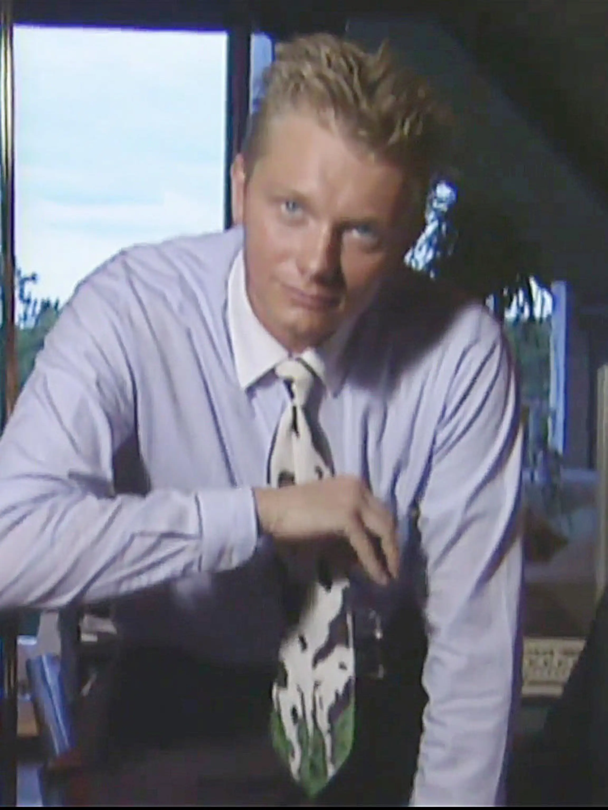 HANDOUT -  Der jetzige FDP-Chef Christian Lindner auf einem Screenshot eines Videos, das 1997 für ein Jugendmagazin der Deutschen Welle gedreht wurde. Die RTL-Sendung «Stern TV» hat den Drei-Minuten-Film ausgegraben, der 1997 für ein Jugendmagazin der Deutschen Welle gedreht wurde. Mittlerweile wurde das Video allein auf der Facebook-Seite der Sendung mehr als 1,2 Millionen Mal angeklickt und in sozialen Medien tausendfach kommentiert. (zu dpa: "«Probleme sind nur dornige Chancen» - der junge Lindner als Video-Hit" vom 14.09.2017) ACHTUNG: Nur zur redaktionellen Verwendung im Zusammenhang mit der aktuellen Berichterstattung über das Video und nur bei Nennung der Quelle: Foto: -/Deutsche Welle/dpa +++(c) dpa - Bildfunk+++