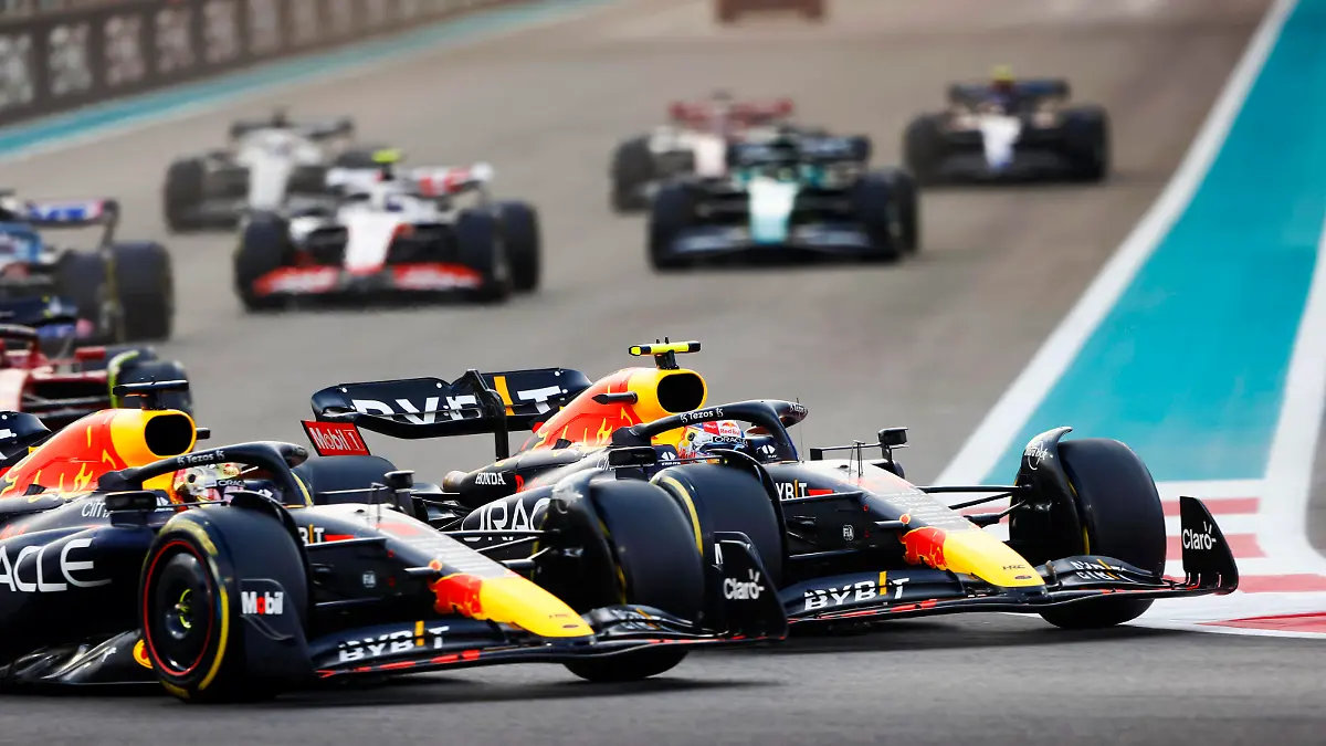 Formula 1 2022: Abu Dhabi GP YAS MARINA CIRCUIT, UNITED ARAB EMIRATES - NOVEMBER 20: Max Verstappen, Red Bull Racing RB18, battles with Sergio Perez, Red Bull Racing RB18, at the start during the Abu Dhabi GP at Yas Marina Circuit on Sunday November 20, 2022 in Abu Dhabi, United Arab Emirates. Photo by Andy Hone / LAT Images Images PUBLICATIONxINxGERxSUIxAUTxHUNxONLY GP2222_100248_ONZ3145