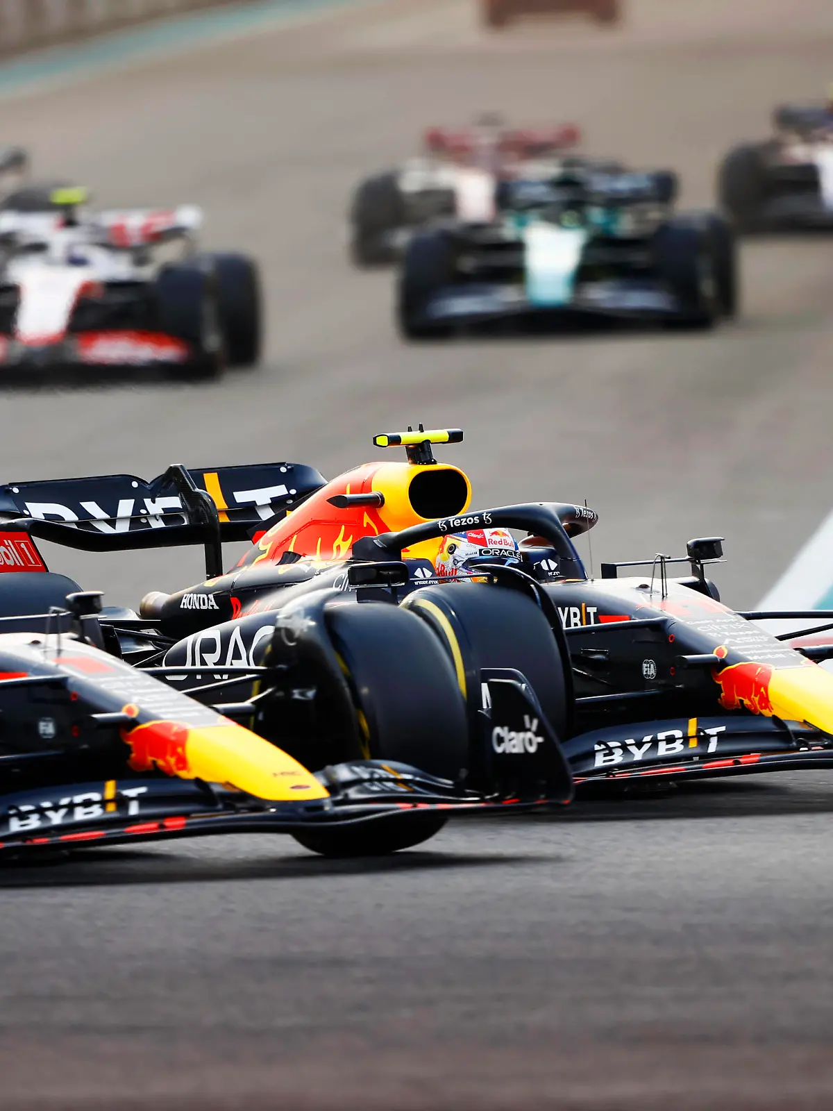  Formula 1 2022: Abu Dhabi GP YAS MARINA CIRCUIT, UNITED ARAB EMIRATES - NOVEMBER 20: Max Verstappen, Red Bull Racing RB18, battles with Sergio Perez, Red Bull Racing RB18, at the start during the Abu Dhabi GP at Yas Marina Circuit on Sunday November 20, 2022 in Abu Dhabi, United Arab Emirates. Photo by Andy Hone / LAT Images Images PUBLICATIONxINxGERxSUIxAUTxHUNxONLY GP2222_100248_ONZ3145