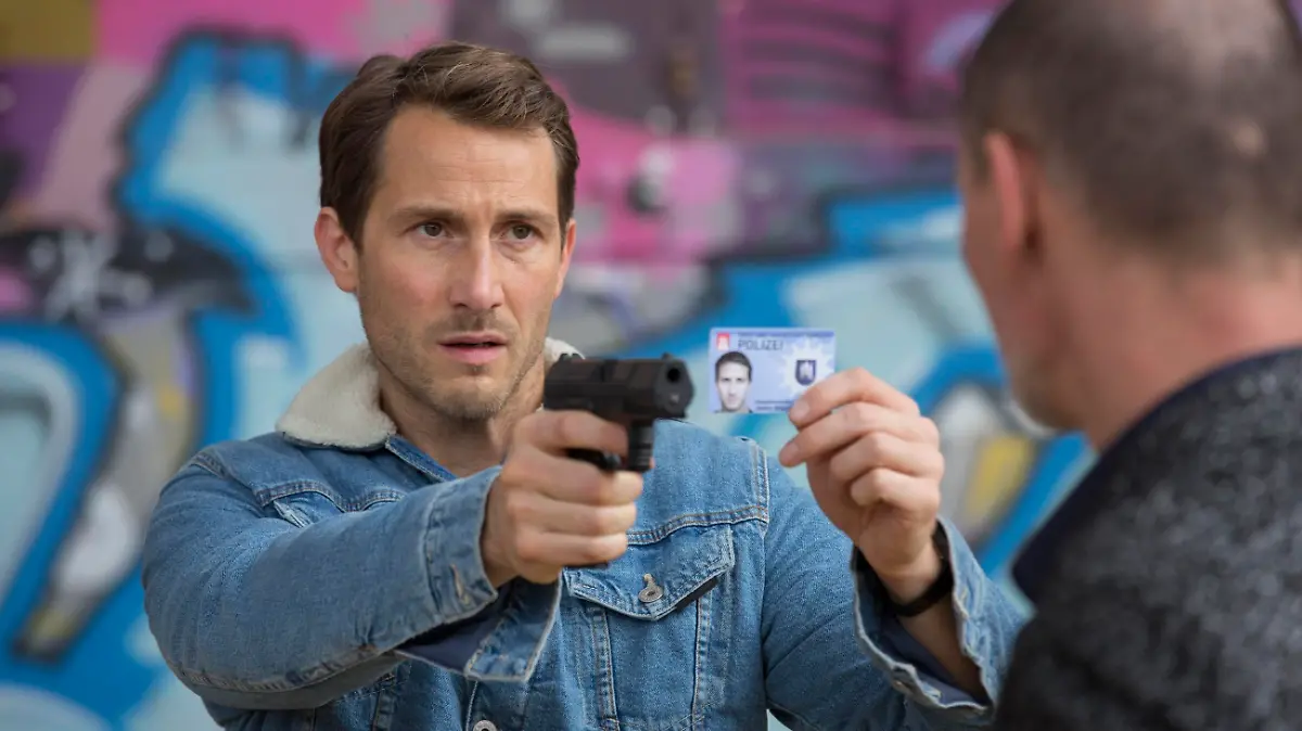 Jan (David Rott, l.) steht überraschend Tarek Rahmani (Dimitri Bilov) gegenüber, dem Mörder seines Bruders Jesko. Er muss sich entscheiden: Rache für Jesko - oder das entführte Kind zu retten...