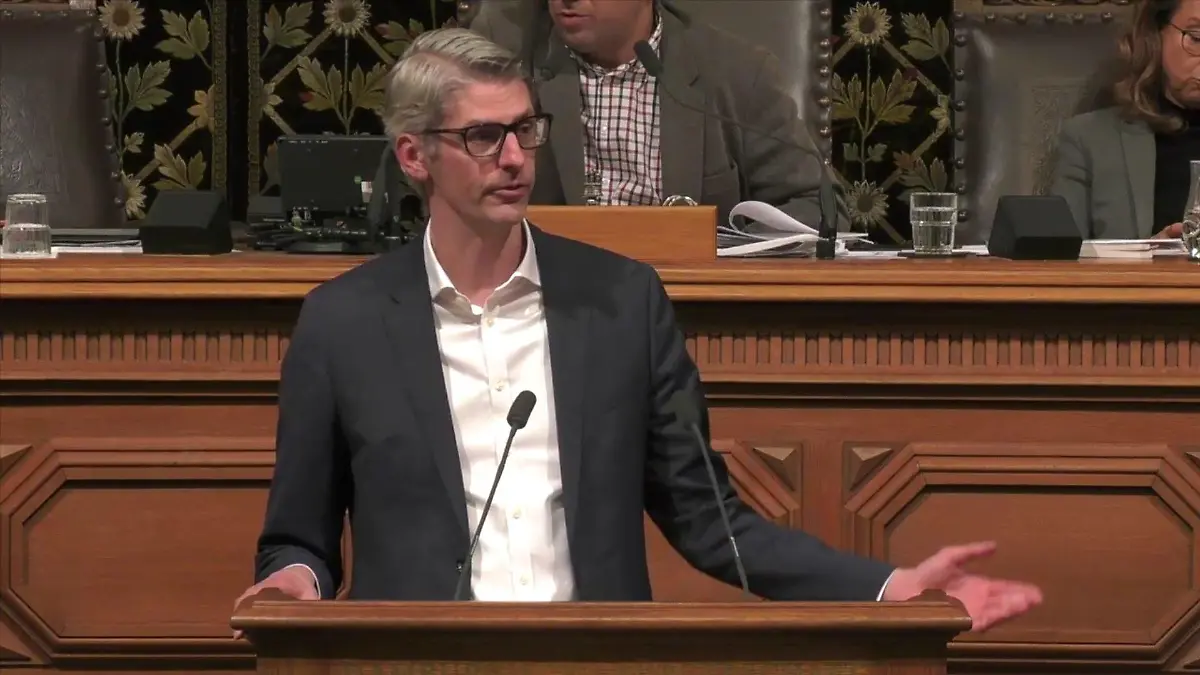 Mit Hilfe der Plattform ChatGPT schreibt Hansjörg Schmidt eine Rede für die Hamburgische Bürgerschaft.
