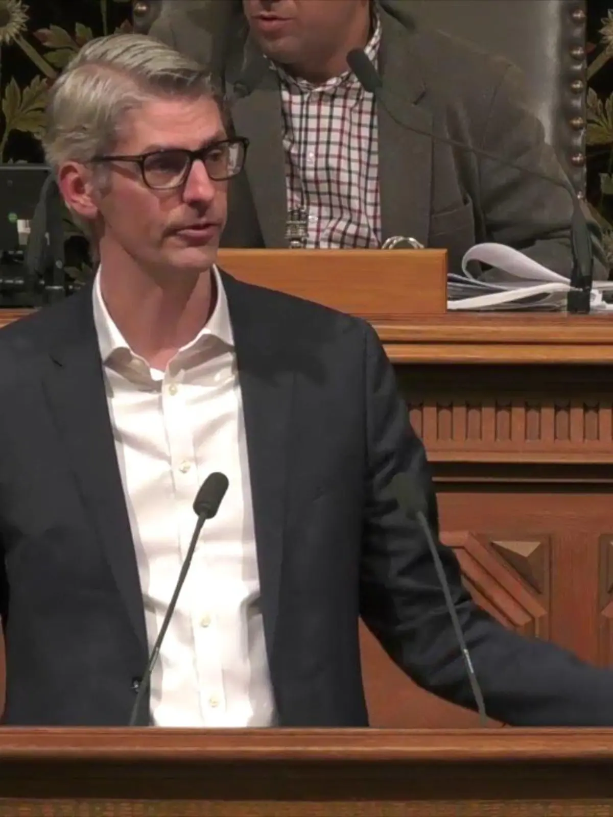Mit Hilfe der Plattform ChatGPT schreibt Hansjörg Schmidt eine Rede für die Hamburgische Bürgerschaft.