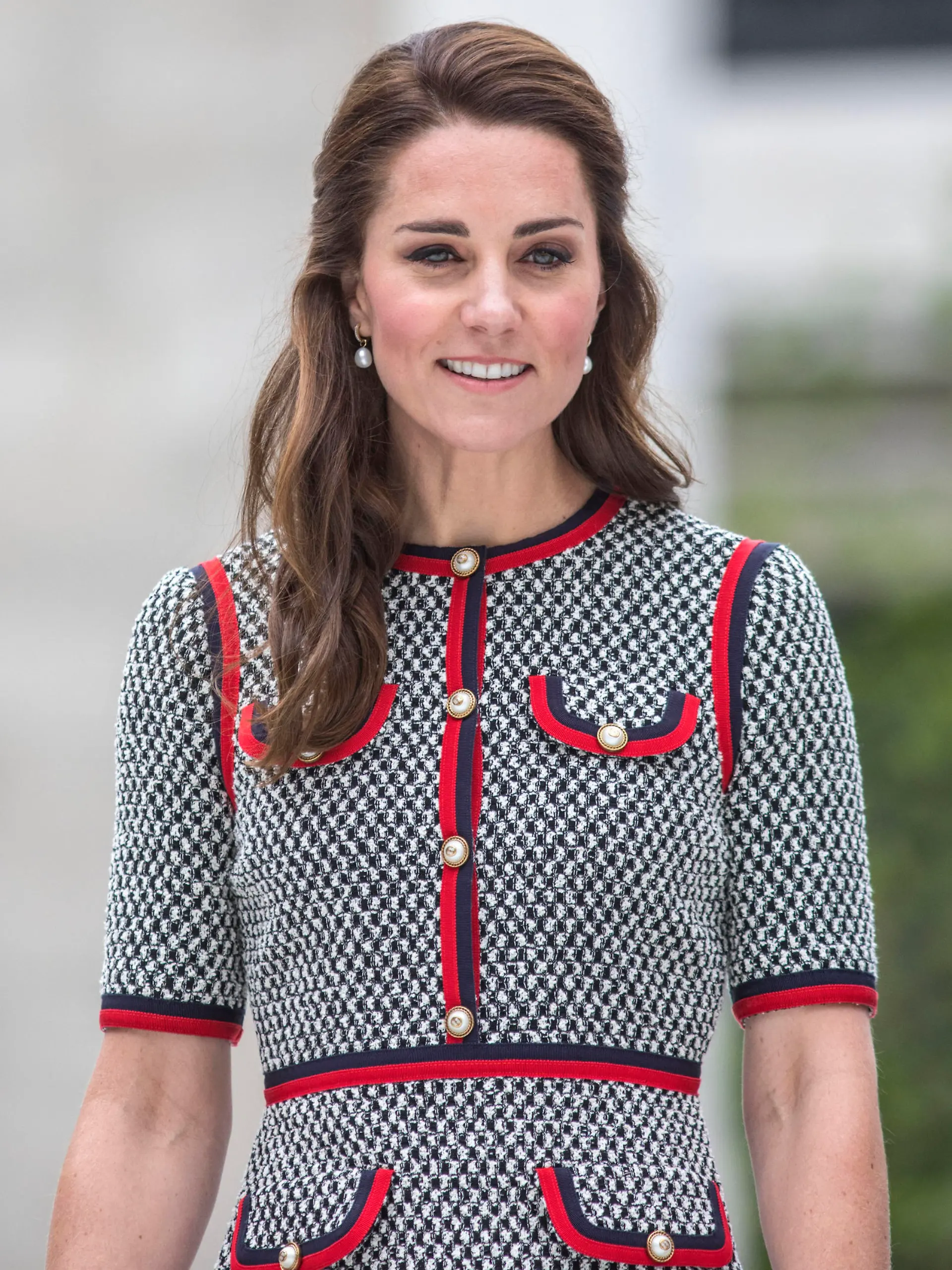 Die Herzogin Catherine von Cambridge eröffnet am 29.06.2017 in London (Großbritannien) die Sainsbury Galerie des «Victoria and Albert» Museum. Das größte Umbauprojekt des Museums seit 100 Jahren wurde am Donnerstag von Herzogin Kate eingeweiht. (zu dpa «Londoner V&A wächst - Herzogin Kate eröffnet Prinz Alberts «Vision»» vom 29.06.2017) Foto: Richard Pohle/PA Wire/dpa +++(c) dpa - Bildfunk+++