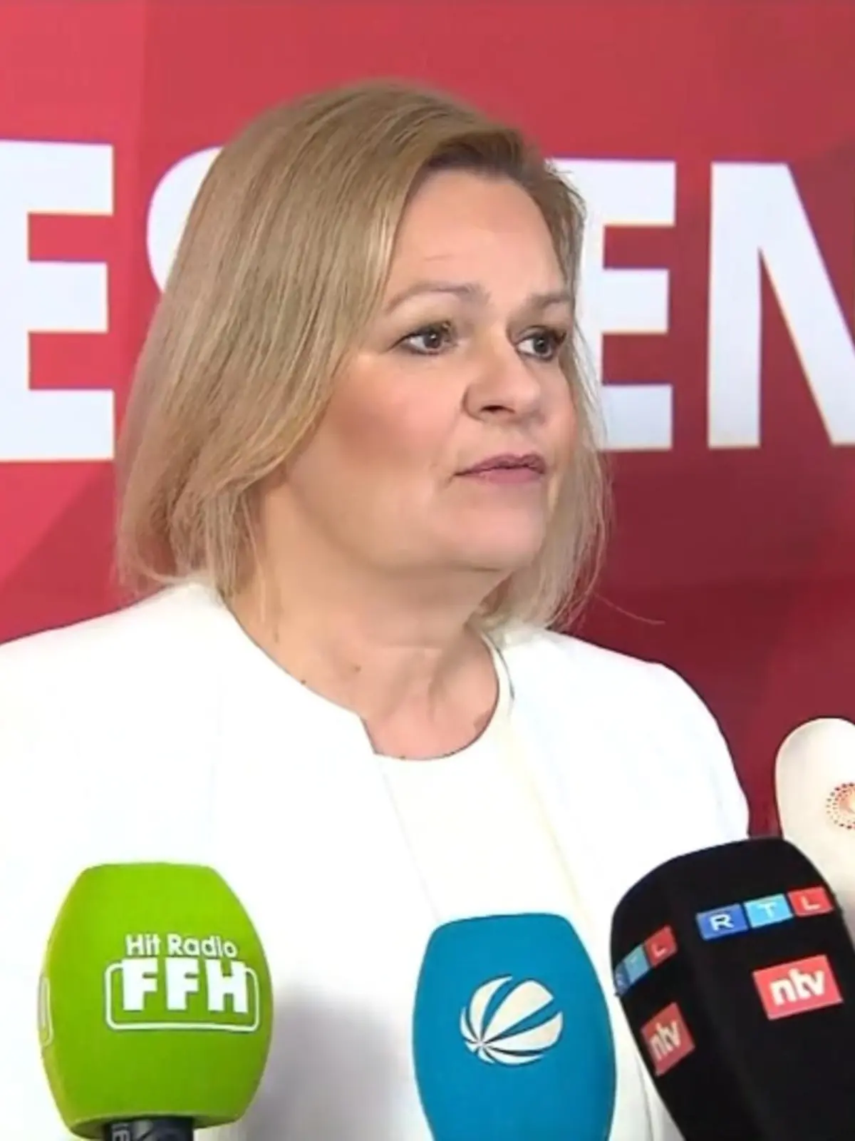 Jetzt ist es raus! – Bundesinnenministerin Nancy Faeser (SPD) will Hessens Ministerpräsidentin werden. Seit Monaten wird spekuliert, ob Faeser als Bundesinnenministerin die Hessen-SPD in den Landtagswahlkampf führt. Nun gab sie einen Tag vor dem Hessengipfel am Freitag (03.02) ihre Kandidatur bekannt. Was die SPD-Politikerin zu dieser Entscheidung bewegt hat, zeigen wir im Video."