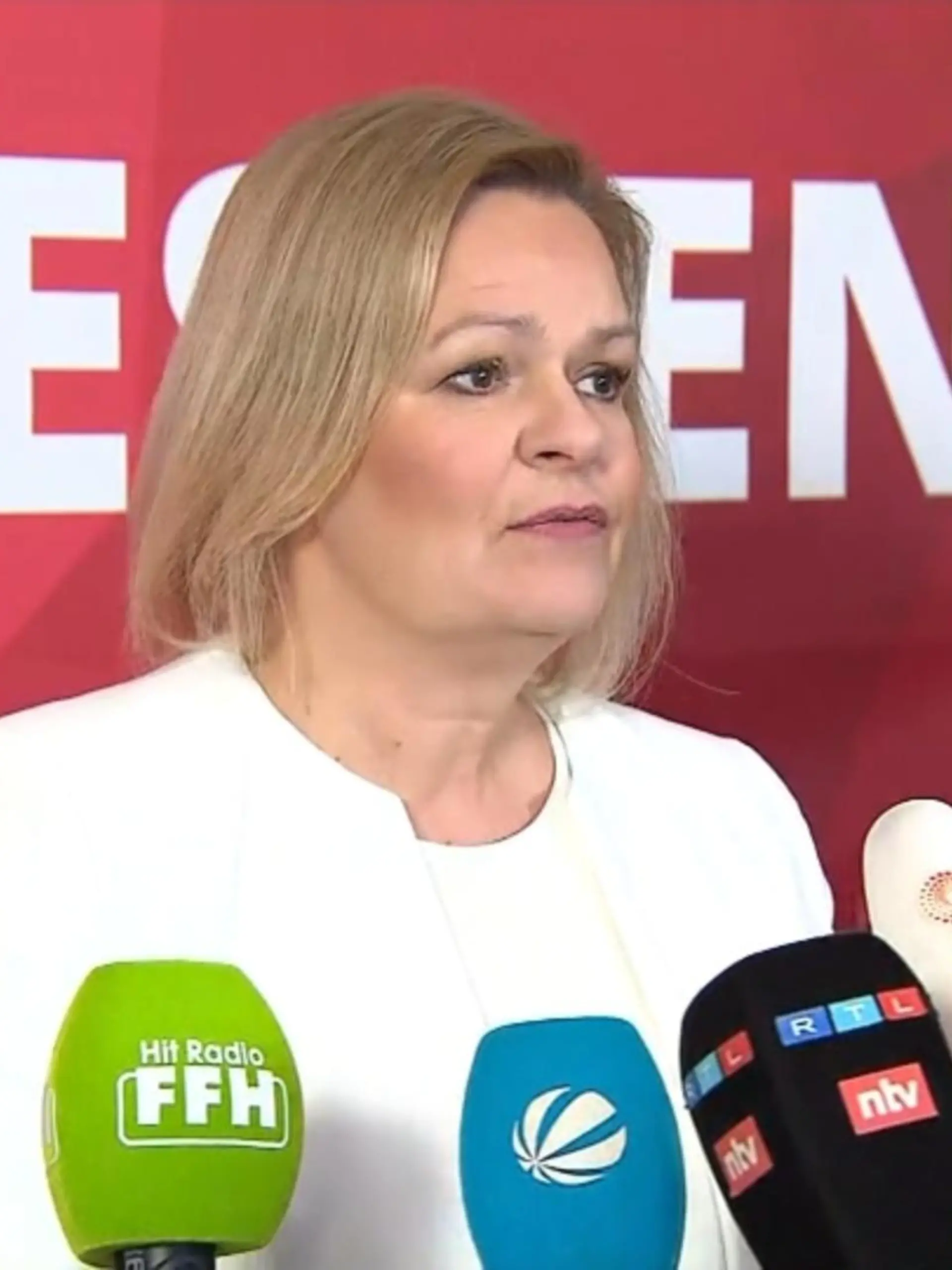Jetzt ist es raus! – Bundesinnenministerin Nancy Faeser (SPD) will Hessens Ministerpräsidentin werden. Seit Monaten wird spekuliert, ob Faeser als Bundesinnenministerin die Hessen-SPD in den Landtagswahlkampf führt. Nun gab sie einen Tag vor dem Hessengipfel am Freitag (03.02) ihre Kandidatur bekannt. Was die SPD-Politikerin zu dieser Entscheidung bewegt hat, zeigen wir im Video."