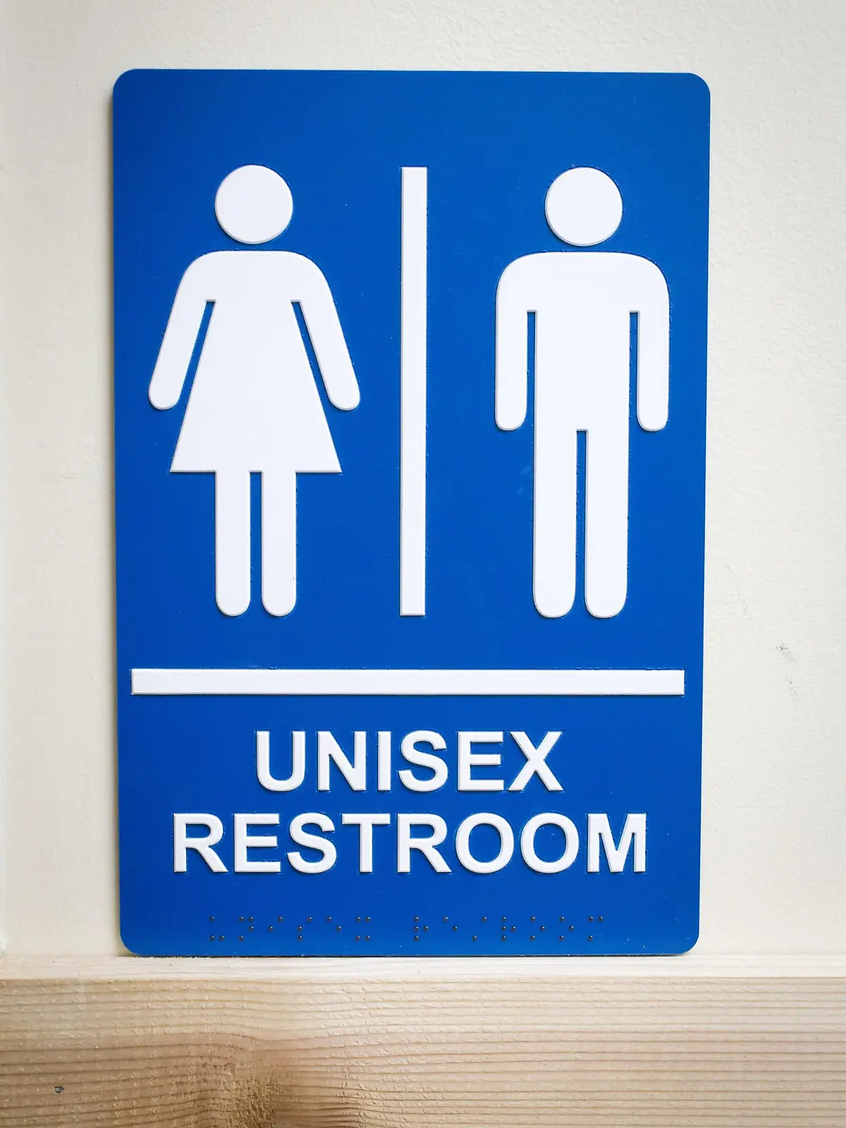 Symbolische Gleichstellung der Geschlechter: Schild an einer Toilette in Kalifornien zeigt an, dass diese Toilette von allen Geschlechtern gleichermassen genutzt werden kann, aufgenommen im Februar 2016. | Verwendung weltweit