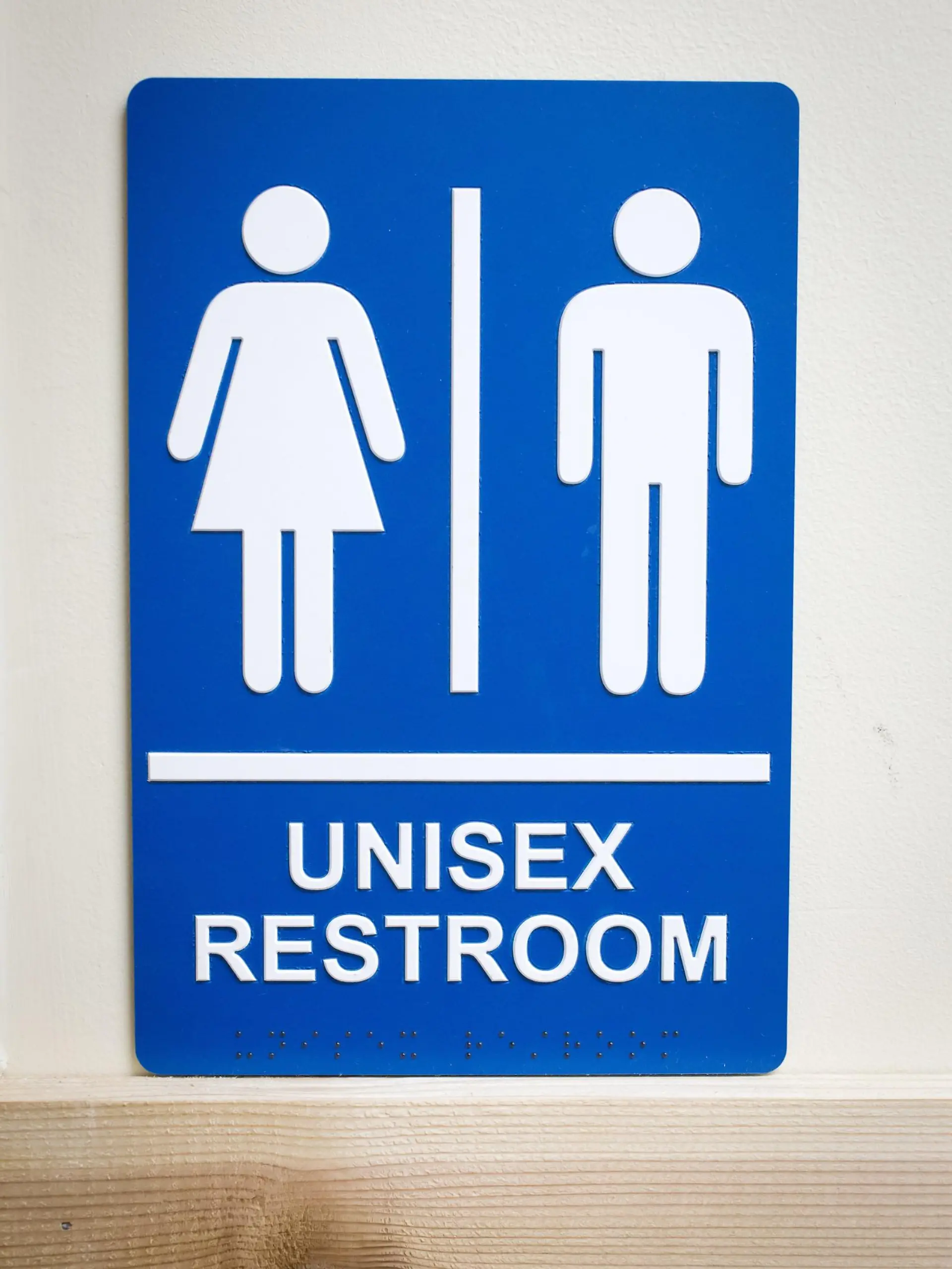 Symbolische Gleichstellung der Geschlechter: Schild an einer Toilette in Kalifornien zeigt an, dass diese Toilette von allen Geschlechtern gleichermassen genutzt werden kann, aufgenommen im Februar 2016. | Verwendung weltweit