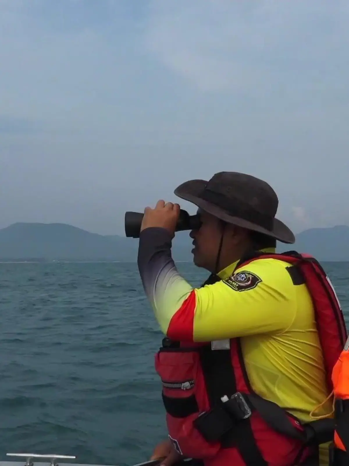 Die Polizei setzten am Mittwoch (02. Febrauar) erneut alles in Bewegung, um den 35-jähri­gen deutschen Touris­ten in Thailand zu finden. Am Dienstagabend (01. Februar) sei er in der Nähe von Koh Phangan von einer Fähre ins Meer gesprun­gen. Bisher ohne Erfolg. Was die Suche der Einsatzkräfte deutlich erschwert, sehen Sie im Video.