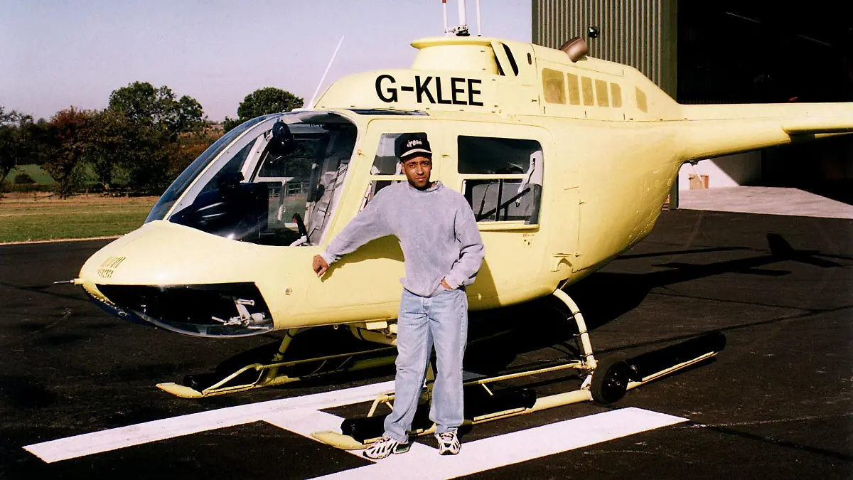 Lottogewinner Lee Ryan in den Neunzigern mit seinem Helikopter
