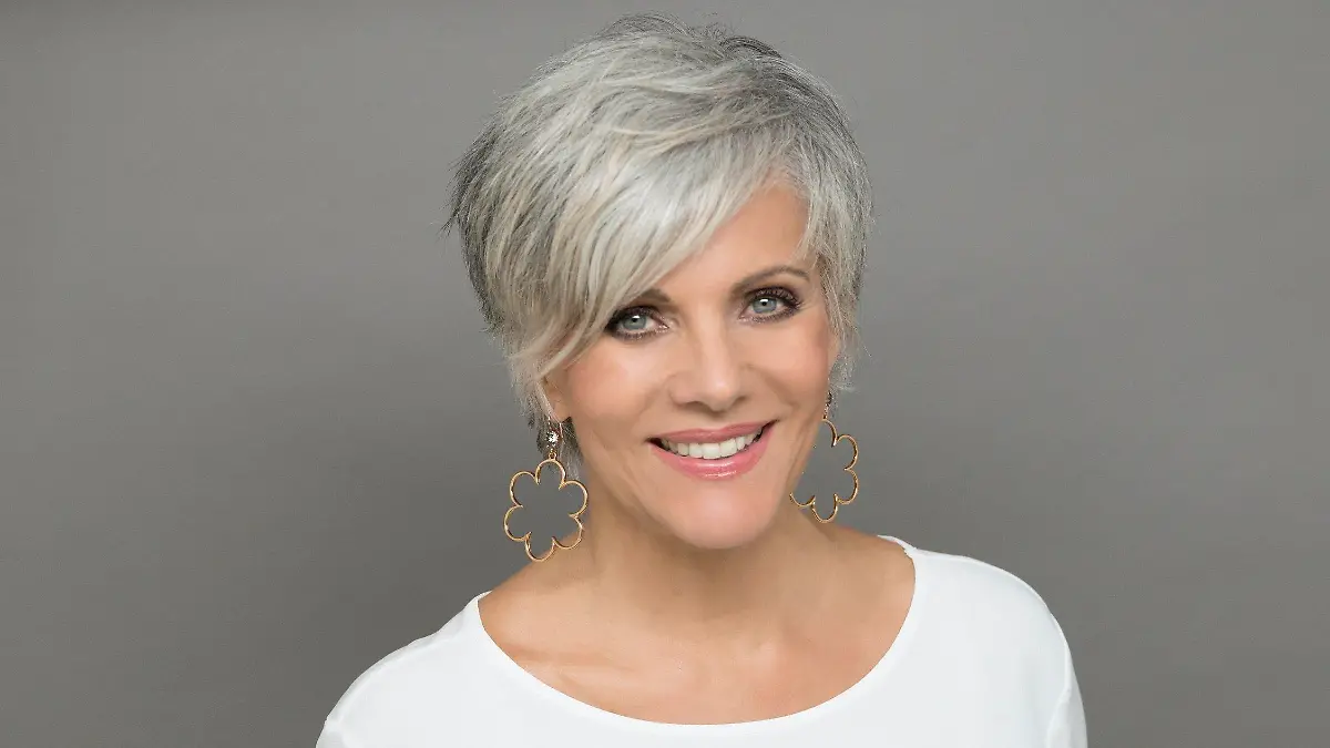 HANDOUT - Die RTL-Moderatorin Birgit Schrowange mit grauem Haar (undatierte Aufnahme).- ACHTUNG: Nur zur redaktionellen Berichterstattung in Zusammenhang mit der RTL-Sendung "This time next year", die am Montag, den 11.9.2017 um 21.15 Uhr ausgestrahlt wird, und nur bei vollständiger Nennung der Quelle: Foto: Stephan Pick/MG RTL D/dpa +++(c) dpa - Bildfunk+++