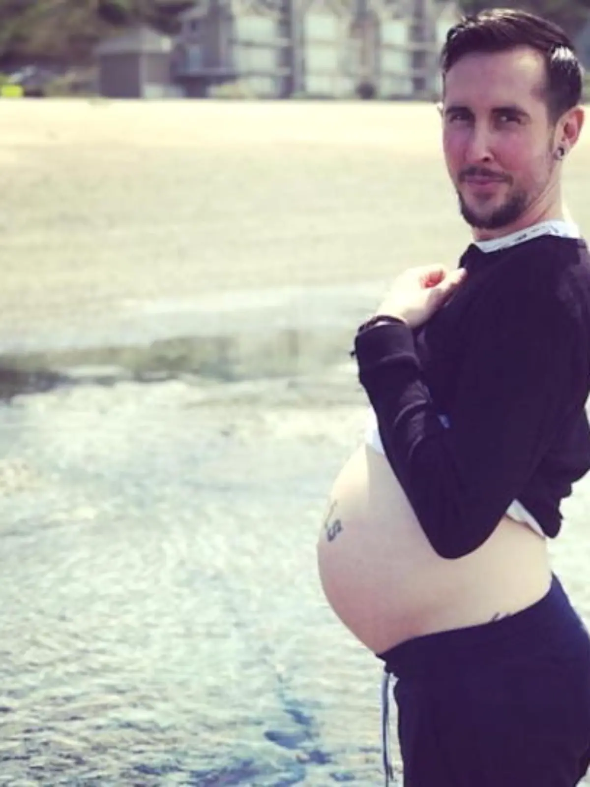 Dies ist die Geschichte von Trystan. Trystan ist ein Mann - und er ist schwanger. Er und sein Partner Biff sind unheimlich stolz auf ihr gemeinsames Kind. Doch Trystan und Biff sind mit ihrer Geschichte nicht allein. Es gibt viel mehr schwangere Männer, als man denkt. Welche bewegende Botschaft diese Männer der Welt mitteilen möchten, erfahren Sie im Video.