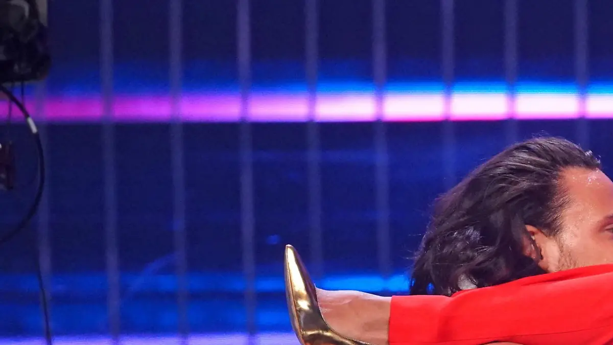 BU: Marc Eggers zeigt mit Moderatorin Nazan Eckes noch einmal einen wichtigen Teil der Choreographie aus seinem Solo zu "Pony" von Ginuwine. BB: Zweite Staffel, AZ 1, Show 1, Foto: MG RTL D / Stefan Gregorowius