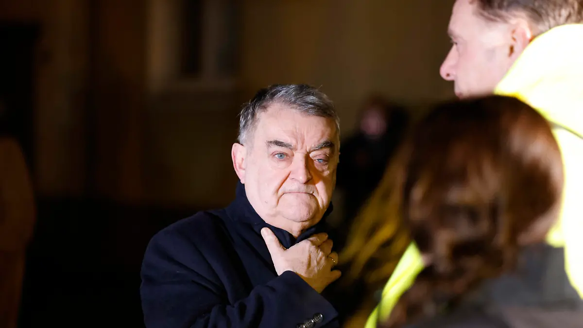 03.02.2023, Nordrhein-Westfalen, Recklinghausen: Herbert Reul (CDU), Innenminister von Nordrhein-Westfalen, steht nahe der Unglücksstelle. Bei einem tödlichen Unfall in Recklinghausen sind nach ersten Angaben des NRW-Innenministeriums zwei Kinder von einem Güterzug erfasst worden. Foto: Thomas Banneyer/dpa +++ dpa-Bildfunk +++