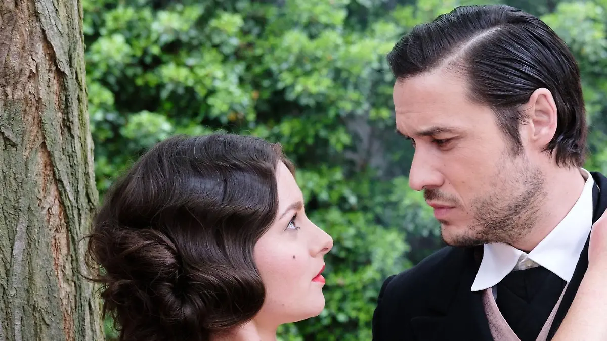 Traumsequenz / Vision: Saskia (Antonia Michalsky) hat eine aufregend-romantische Vision von ihrem Traummann Jakob (Alexander Milo). 