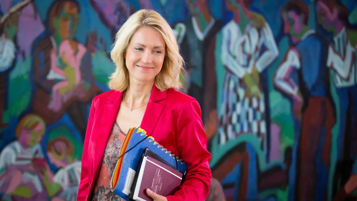 Bundesfamilienministerin Manuela Schwesig (SPD) kommt am 02.09.2015 im Bundeskanzleramt in Berlin zur Sitzung des Bundeskabinetts. Foto: Kay Nietfeld/dpa +++(c) dpa - Bildfunk+++
