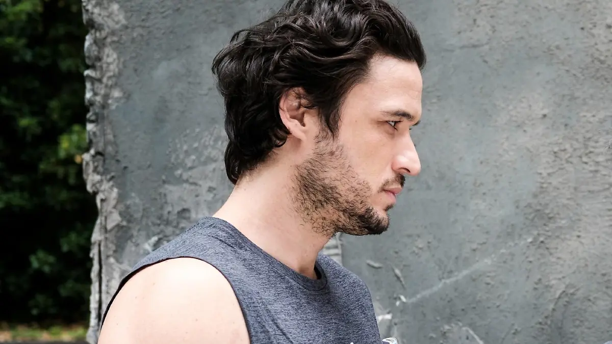 Benedikt (Jens Hajek, r.) wirft seinem Bruder Jakob (Alexander Milo) vor, Valentin gegen sich aufgehetzt zu haben.