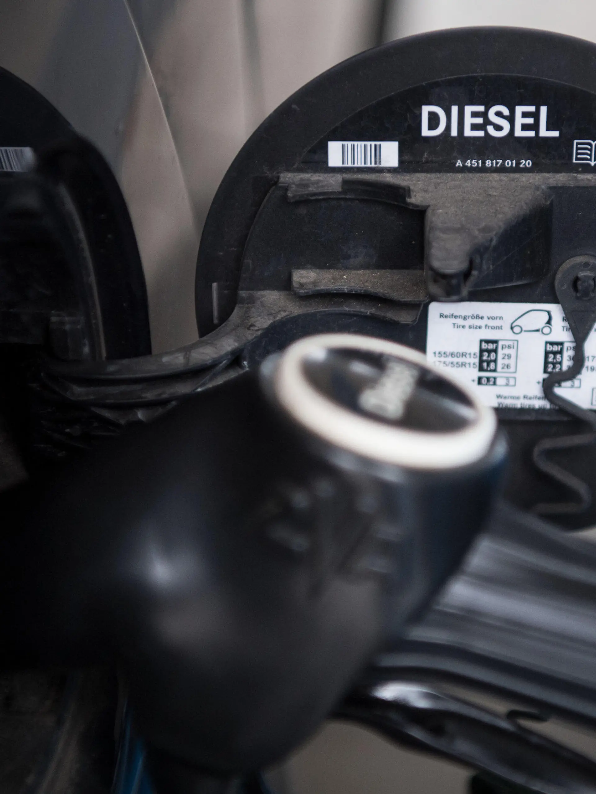 ARCHIV - Ein Dieselzapfhahn, aufgenommen am 31.07.2017 an einer Tankstelle bei Bietigheim-Bissingen (Baden-Württemberg).  (zu dpa: "Vor dem Treffen von Kanzlerin Merkel mit Kommunen zum Thema Diesel-Abgase" vom 02.09.2017) Foto: Marijan Murat/dpa +++(c) dpa - Bildfunk+++