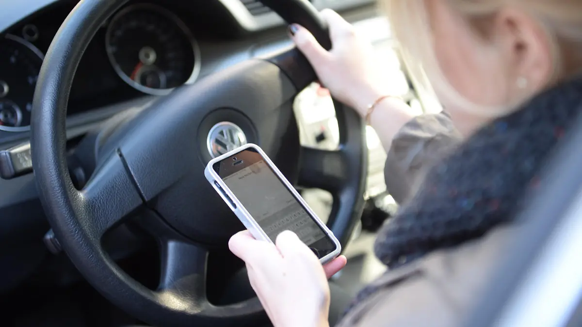 Autofahren mit Smartphone so gefährlich wie 1,0 Promille Handy-Leichtsinn am Steuer