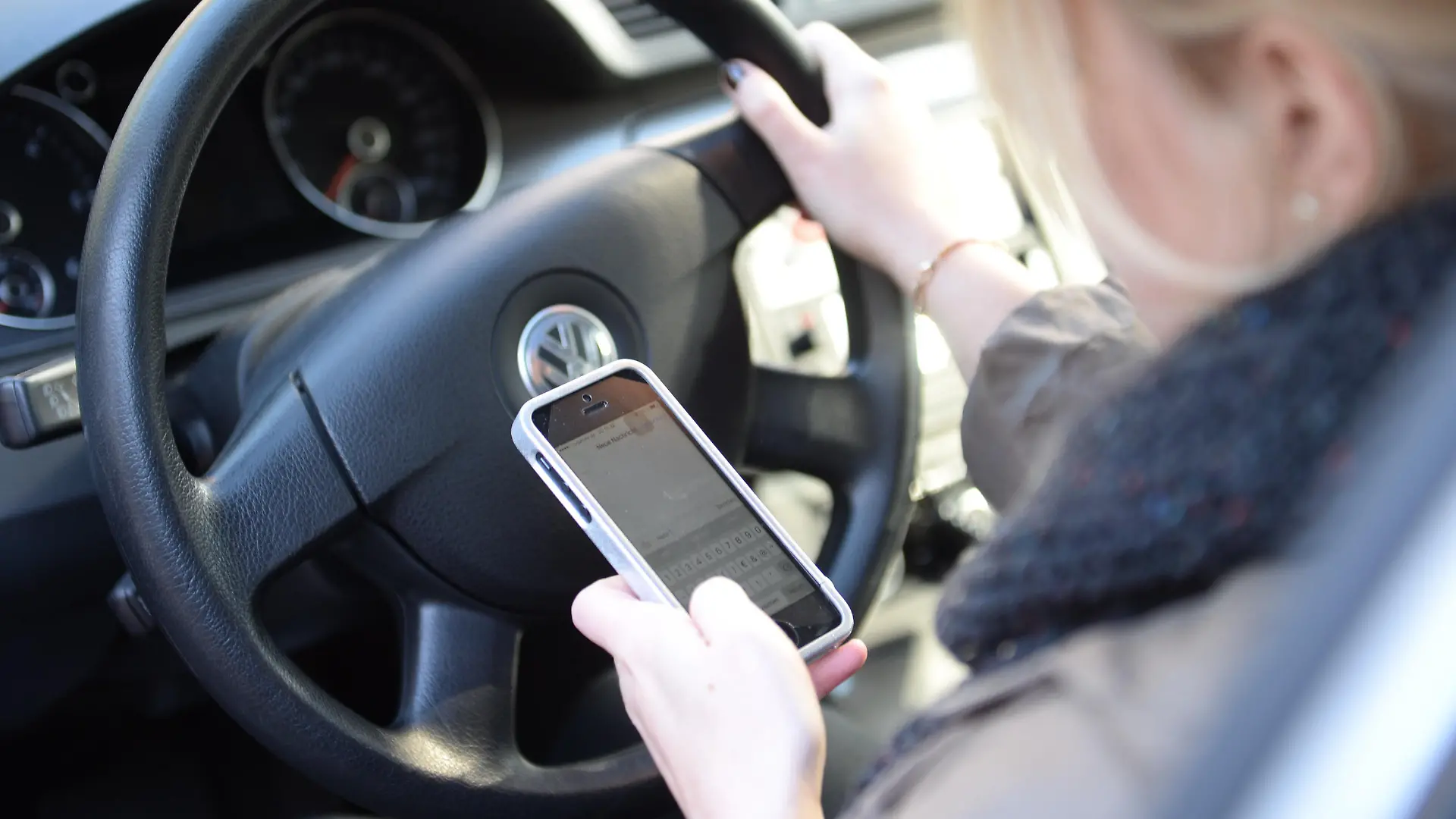 Autofahren mit Smartphone so gefährlich wie 1,0 Promille Handy-Leichtsinn am Steuer