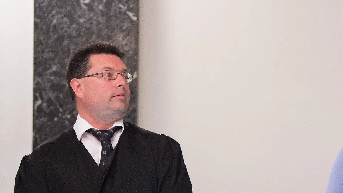 ARCHIV - Der Angeklagte Helmut S. (M) sitzt am 16.08.2017 im Landgericht in Zwickau (Sachsen) zu Prozessbeginn neben seinem Rechtsanwalt Andreas Bönisch (l). Der 62-jährige Angeklagte soll die Frau am 9.4.1987 in einem Wald bei Plauen getötet haben, um ein Sexualdelikt zu verdecken. Der Mann aus Gera konnte erst aufgrund neuer DNA-Analysen ermittelt werden. (ACHTUNG: Der Angeklagte wurde zum Schutz seiner Persönlichkeitsrechte unkenntlich gemacht - zu dpa «Fortsetzung Prozess im Mordfall Heike Wunderlich - Fortsetzung Plädoyers erwartet» vom 21.08.2017 Foto: Sebastian Kahnert/dpa-Zentralbild/dpa +++(c) dpa - Bildfunk+++