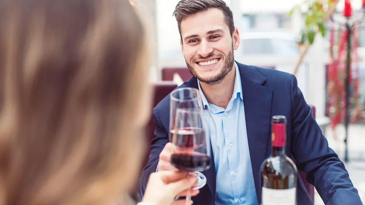 Man and woman enjoying a glass of red wine with their meal, Man and woman enjoying a glass of red wine with their meal having a great time, Man and woman enjoying a glass of red wine with their meal having a great time, 06.11.2022, Copyright: xKzenonx Panthermedia32750786.jpg