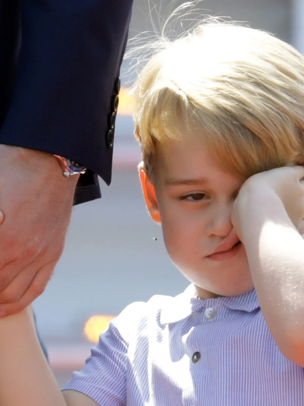 Der britische Prinz William, seine Frau Herzogin Kate und Sohn Prinz George kommen am 19.07.2017 in Berlin auf dem Flughafen Tegel an. (ACHTUNG: Bildwiederholung mit verändertem Bildausschnitt) Foto: Kay Nietfeld/dpa +++(c) dpa - Bildfunk+++
