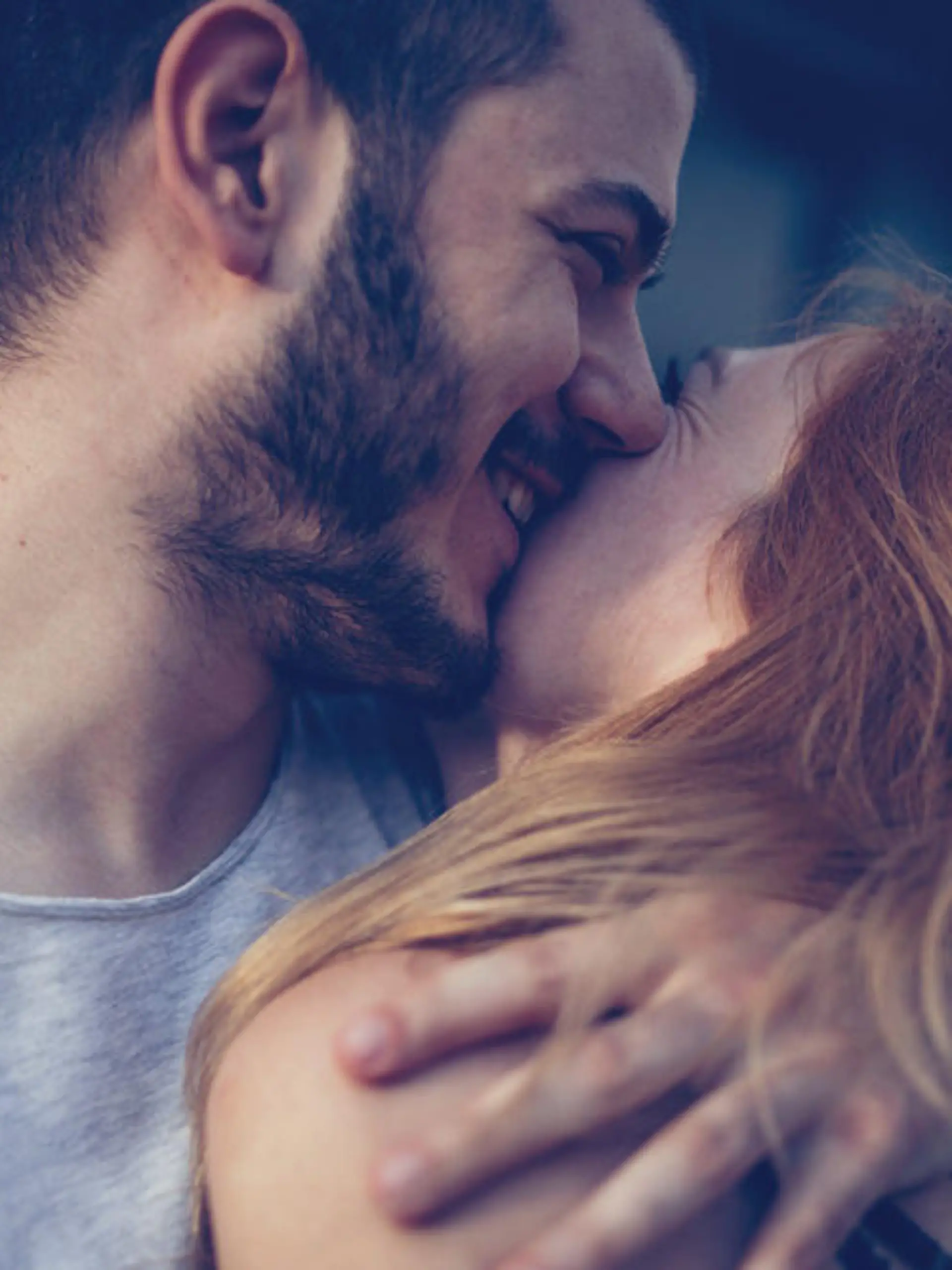 Wenn man eine gewisse Zeit lang in einer Beziehung ist, fallen nicht nur so manche Hemmschwellen, sondern man erfährt auch Dinge über den Partner, die dieser vielleicht lieber für sich behalten hätte. Welche drei unangenehmen Dinge garantiert jedes Langzeitpaar schon einmal erlebt hat - ob es will oder nicht - erfährst du im Video!