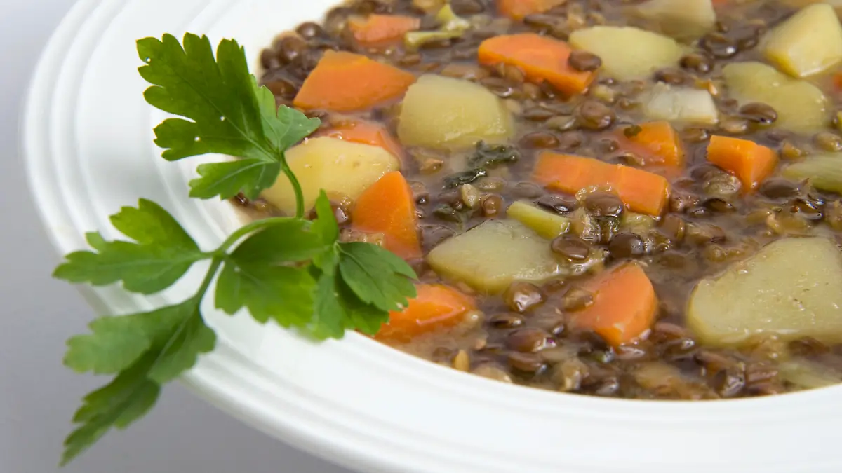 ILLUSTRATION - Vegetarische Linsensuppe, aufgenommen am 06.02.2013 in Berlin.
