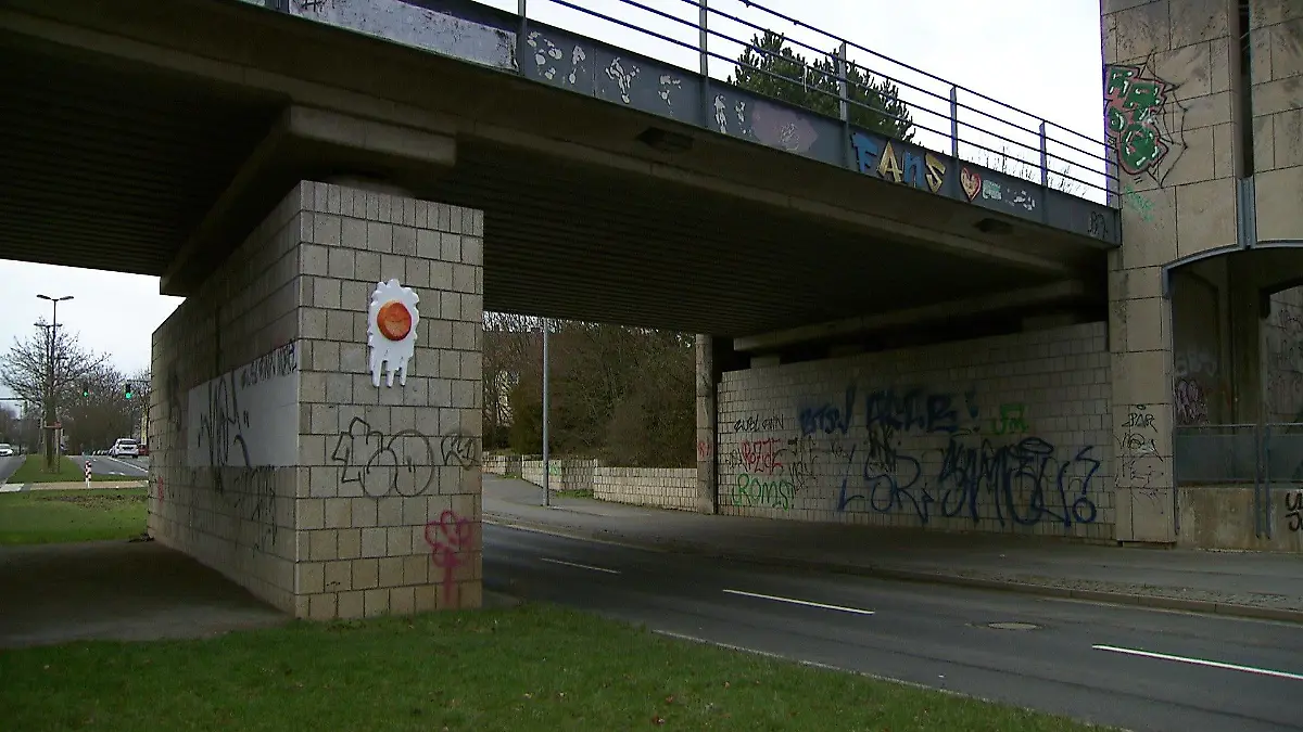Eines der mysteriösen Spiegeleier klebt an der Säule einer Brücke in Braunschweig.