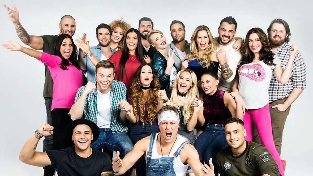 Die Stars von 'Köln 50667' posieren für ein Bild