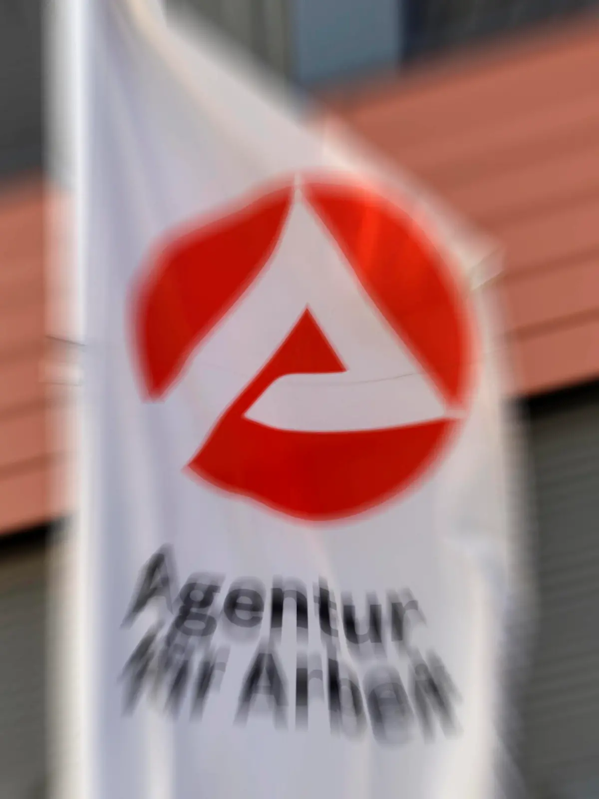  Arge-Logo an der Agentur für Arbeit in Ossendorf. Die Corona-Krise lässt die Zahl der Arbeitslosen weiter steigen, während noch ein vereinfachter Antrag für die Beantragung von Grundsicherungsleistungen ohne Vermögensprüfung gilt. Köln 04.08.2020 *** Arge Logo at the Agentur für Arbeit in Ossendorf The Corona crisis causes the number of unemployed to continue to rise, while a simplified application procedure for applying for basic social security benefits without an assets audit still applies Cologne 04 08 2020 Foto:xC.xHardtx/xFuturexImage