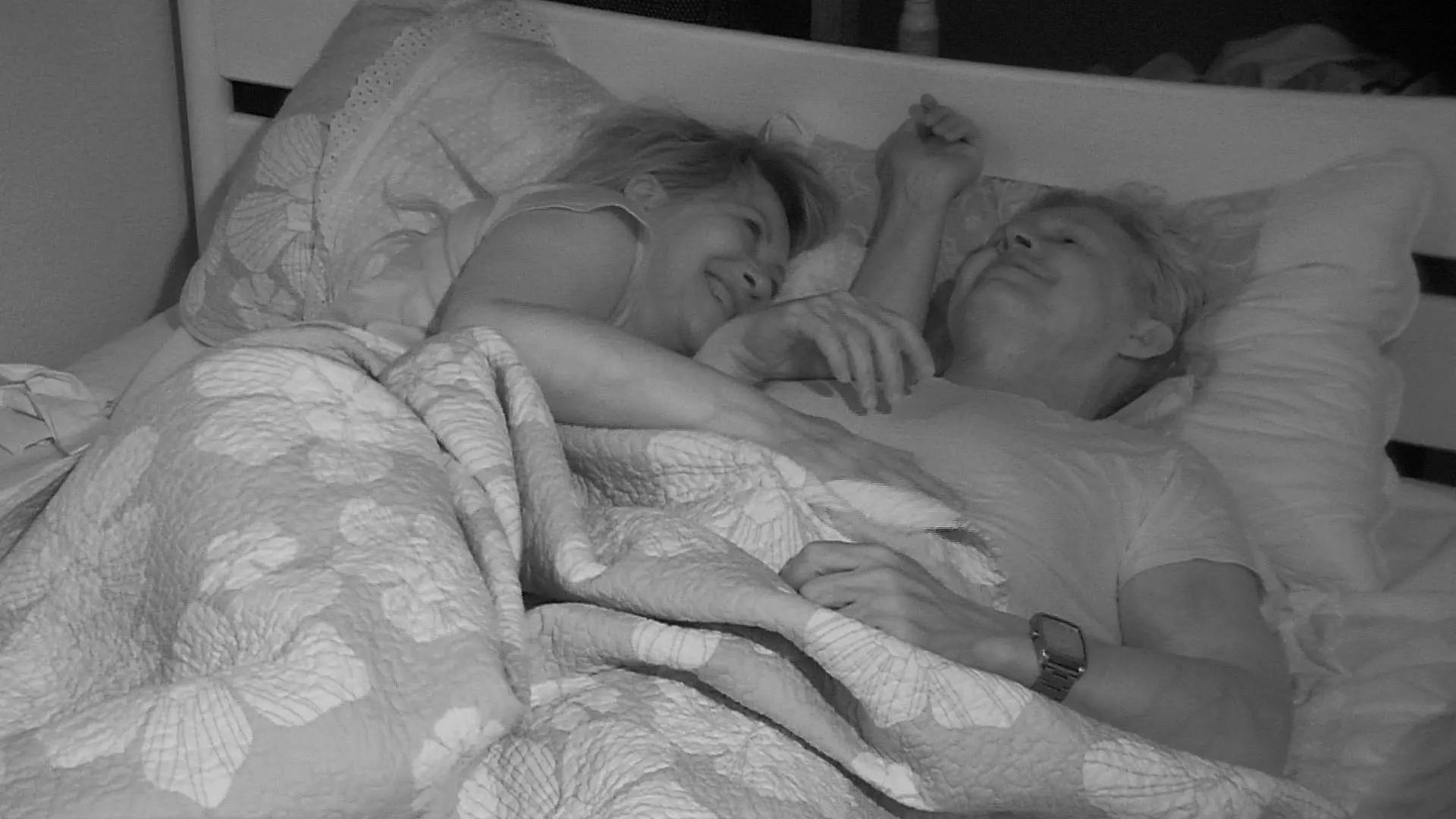 Yvonne König macht Markus Mörl einen Heiratsantrag auf "Hühnersprache".