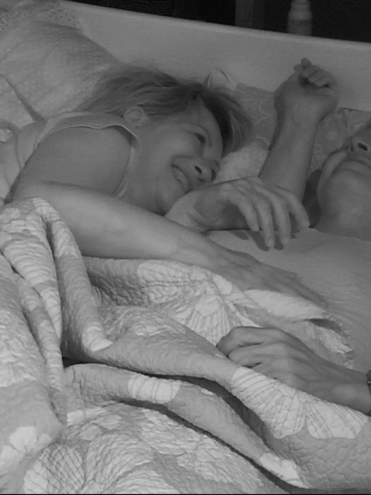 Yvonne König macht Markus Mörl einen Heiratsantrag auf "Hühnersprache".