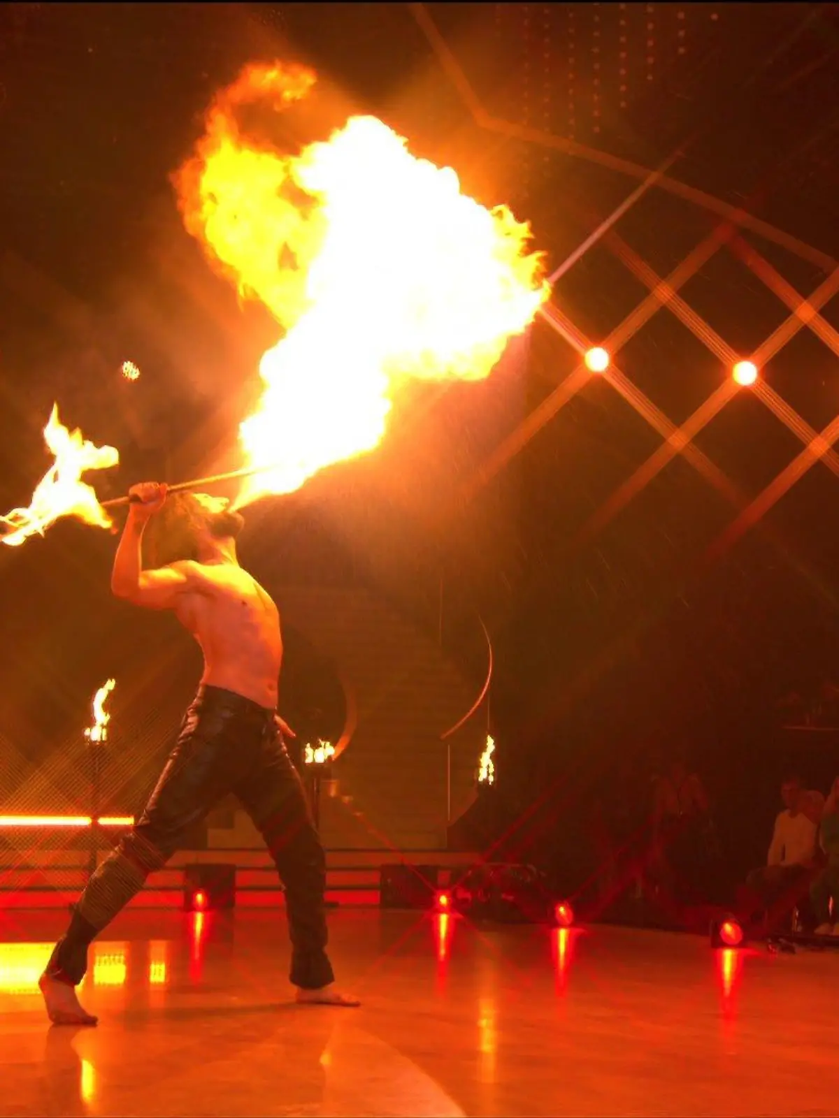 Massimo Sinató spuckt Feuer