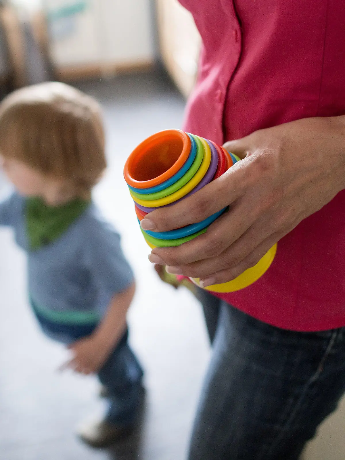 Eine Mutter hält am 01.07.2016 in Dortmund (Nordrhein-Westfalen) Kinderspielzeug in der Hand, während ein kleiner Junge an einer Waschmaschine spielt. Den bundesweit rund 2,3 Millionen Kindern von Alleinerziehenden droht deutlich häufiger Armut als ihren Altersgenossen in Paarfamilien. Foto: Marcel Kusch/dpa (zu dpa "Studie: Immer mehr Kinder von Alleinerziehenden in der Armutsfalle" vom 06.07.2016) +++(c) dpa - Bildfunk+++