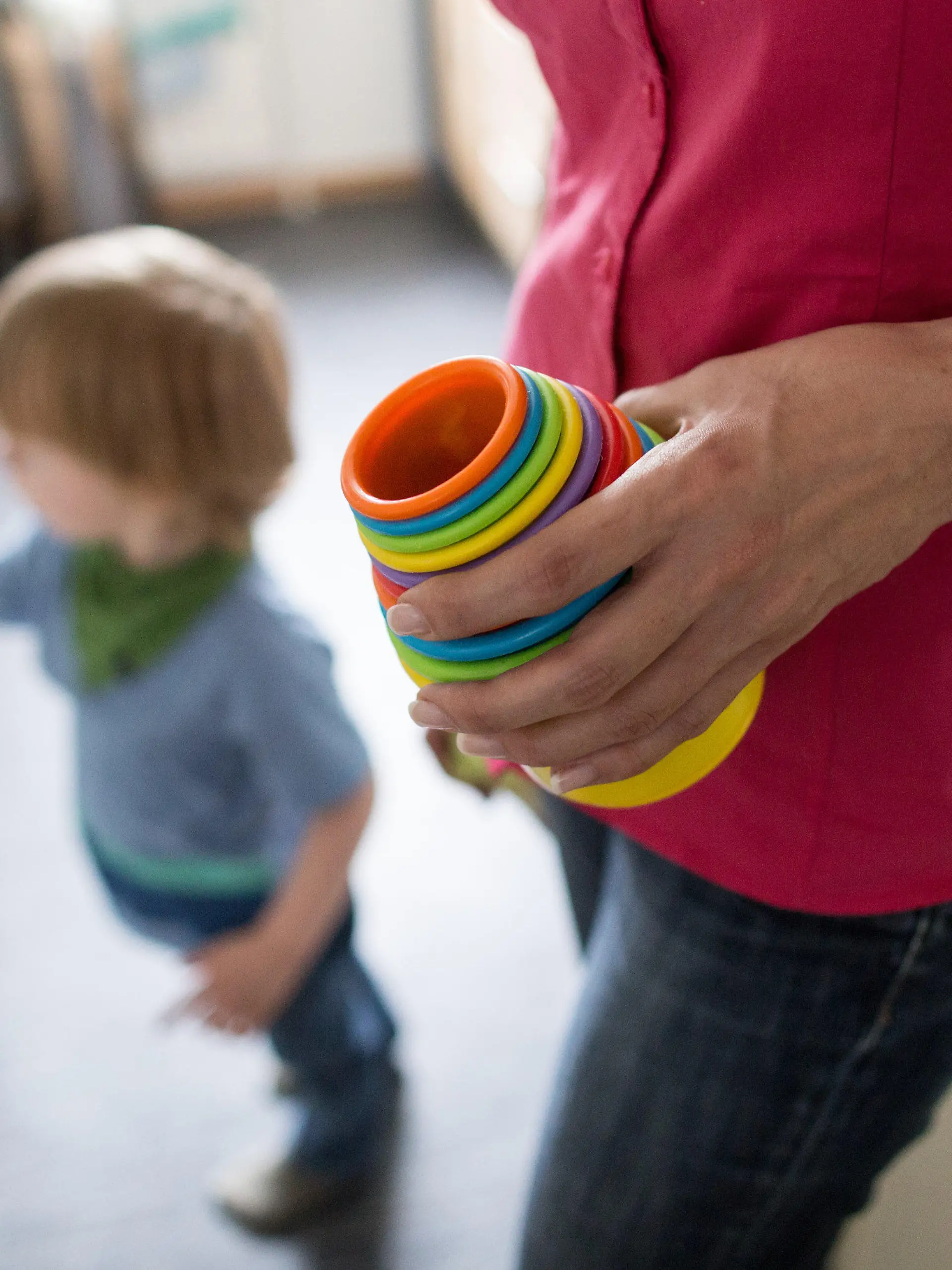 Eine Mutter hält am 01.07.2016 in Dortmund (Nordrhein-Westfalen) Kinderspielzeug in der Hand, während ein kleiner Junge an einer Waschmaschine spielt. Den bundesweit rund 2,3 Millionen Kindern von Alleinerziehenden droht deutlich häufiger Armut als ihren Altersgenossen in Paarfamilien. Foto: Marcel Kusch/dpa (zu dpa "Studie: Immer mehr Kinder von Alleinerziehenden in der Armutsfalle" vom 06.07.2016) +++(c) dpa - Bildfunk+++
