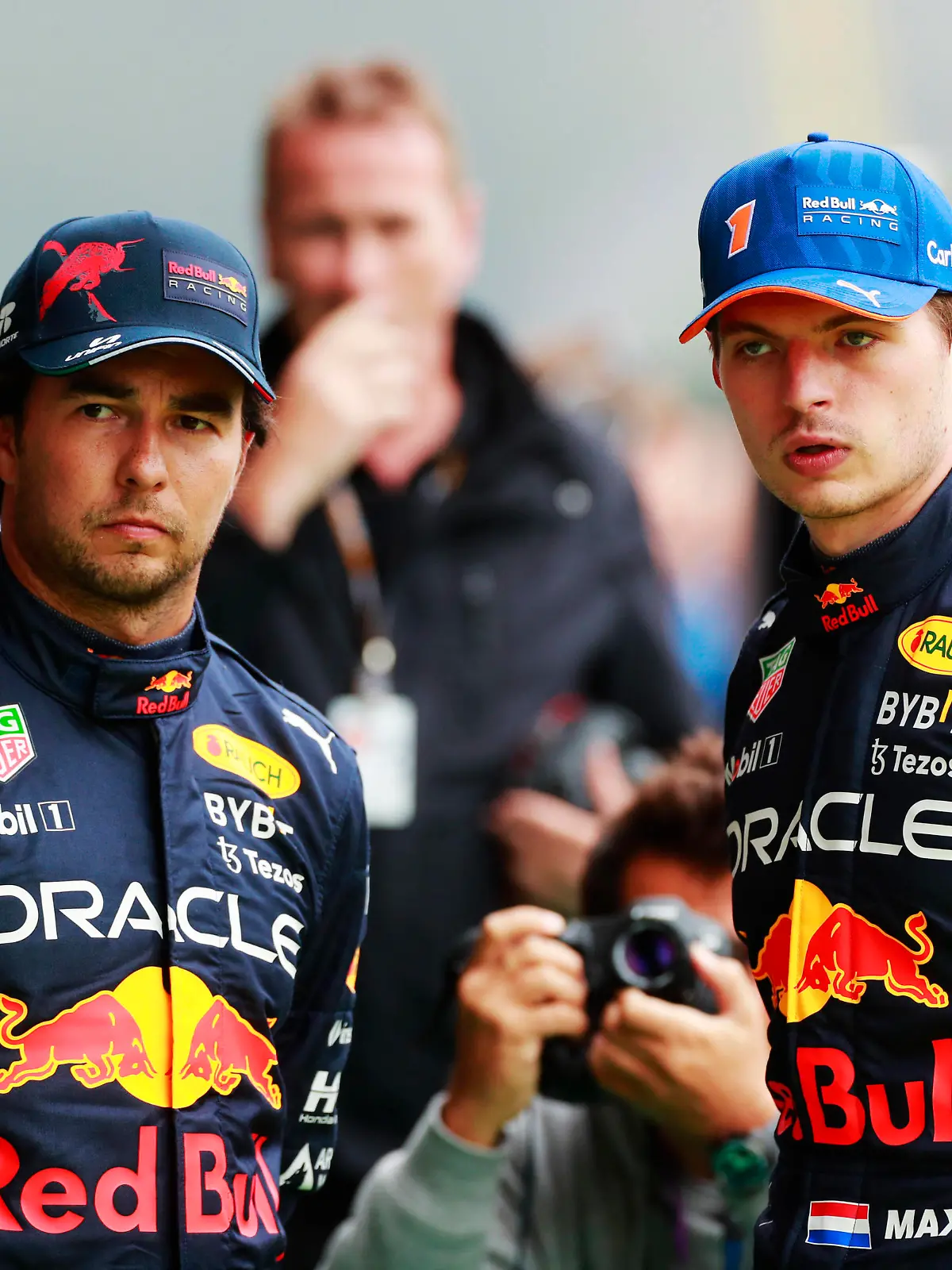  Formula 1 2022: Belgian GP CIRCUIT DE SPA FRANCORCHAMPS, BELGIUM - AUGUST 27: Sergio Perez, Red Bull Racing, and Max Verstappen, Red Bull Racing, in Parc Ferme after Qualifying during the Belgian GP at Circuit de Spa Francorchamps on Saturday August 27, 2022 in Spa, Belgium. Photo by Steven Tee / LAT Images Images PUBLICATIONxINxGERxSUIxAUTxHUNxONLY GP2214_162948_1ST3613