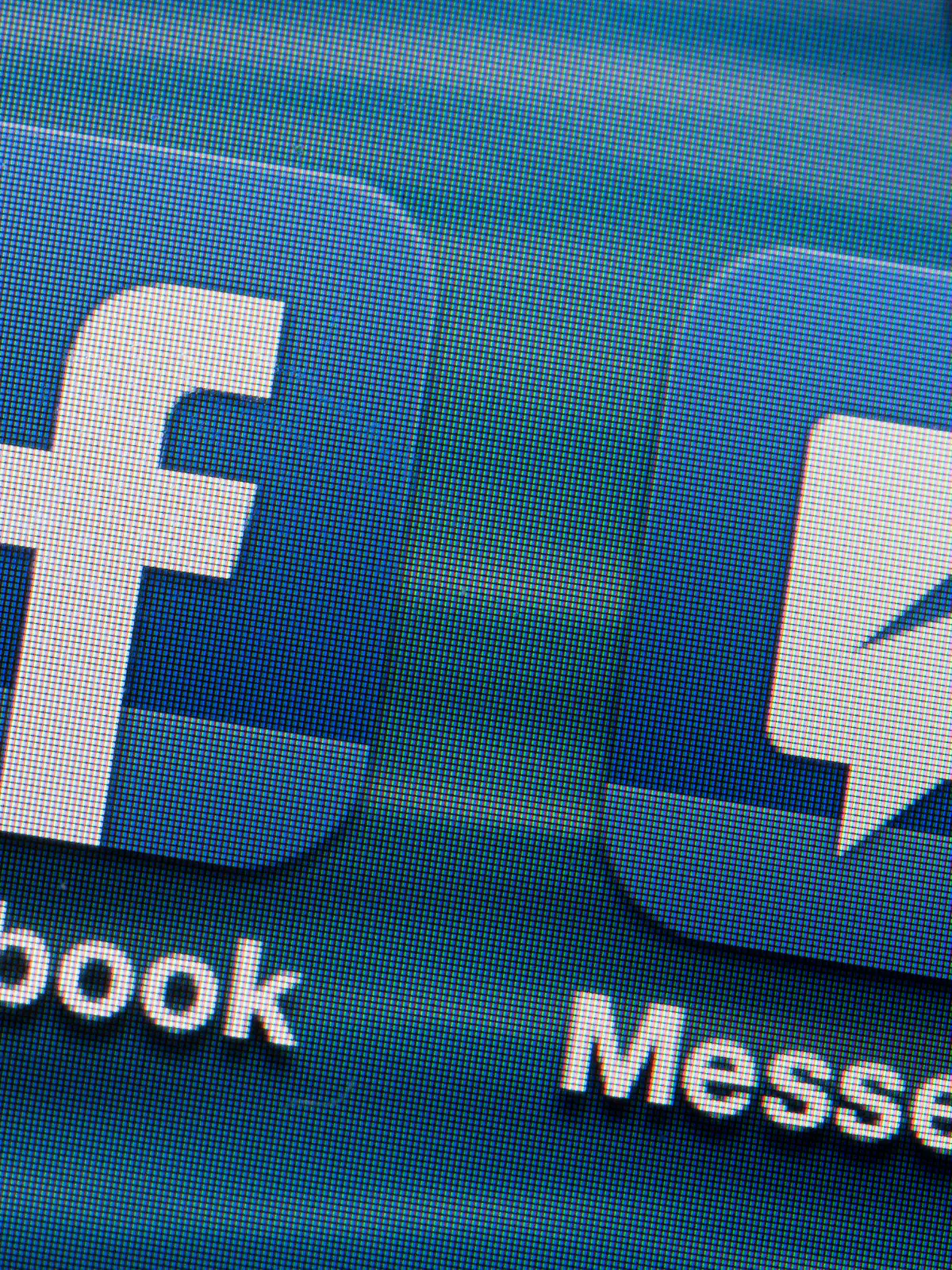 ARCHIV - ILLUSTRATION - Auf dem Display eines iPhones sind am 12.04.2013 in Schwerin (Mecklenburg-Vorpommern) die App-Logos von Facebook und dem Messenger zu sehen. (zu dpa "Auch Facebooks Messenger konkurriert mit Snapchat" vom 09.03.2017) Foto: Jens Büttner/dpa-Zentralbild/dpa +++(c) dpa - Bildfunk+++