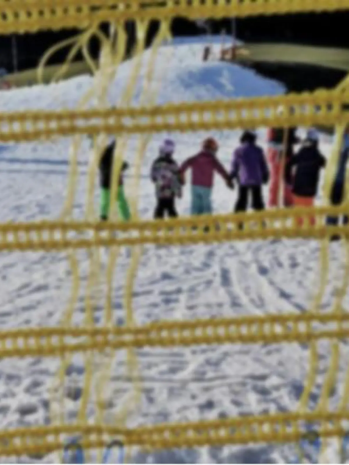 In der beliebten Wintersport-Region Lech am Alberg (Österreich) soll ein dreijähriger Junge missbraucht worden sein - ausgerechnet von einem Ski-Lehrer. (Symbolbild)