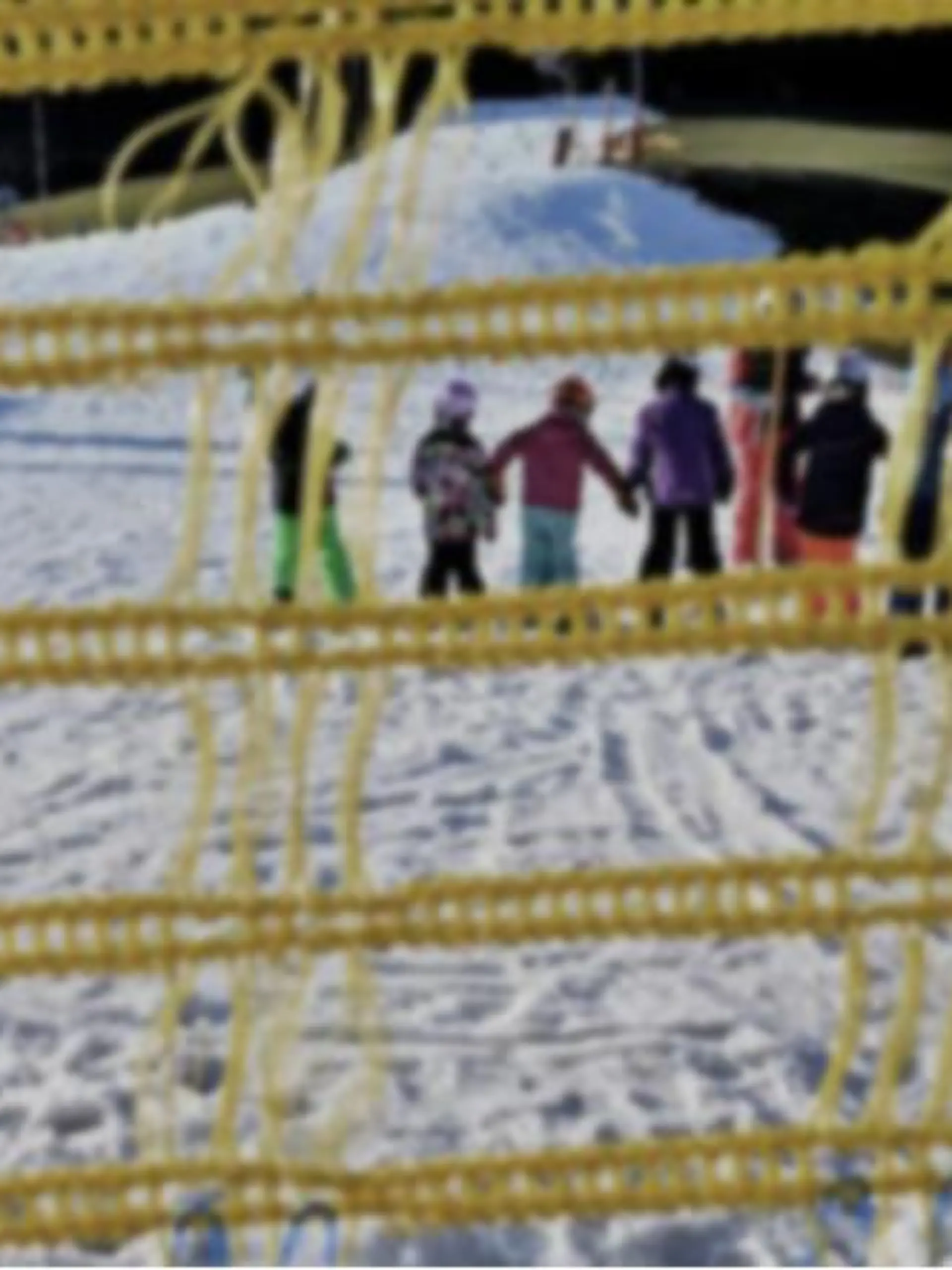 In der beliebten Wintersport-Region Lech am Alberg (Österreich) soll ein dreijähriger Junge missbraucht worden sein - ausgerechnet von einem Ski-Lehrer. (Symbolbild)