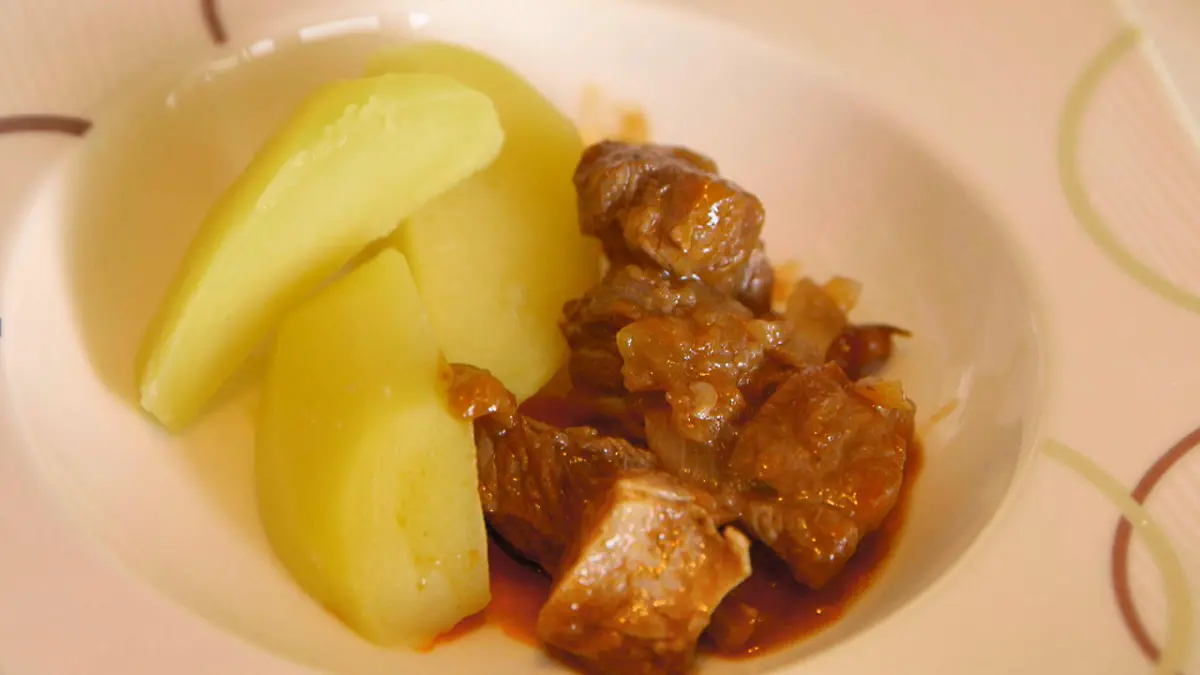 Lieblingsgericht: So gelingt das Gulasch Schritt für Schritt erklärt